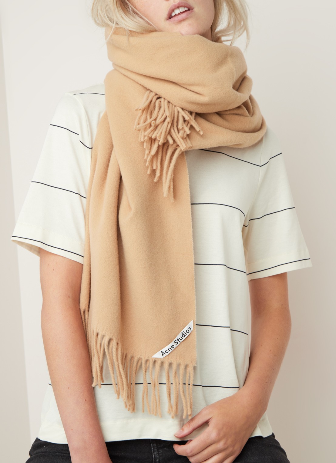 Acne Studios Canada sjaal van wol 200 x 70 cm - voorkant 2 camel