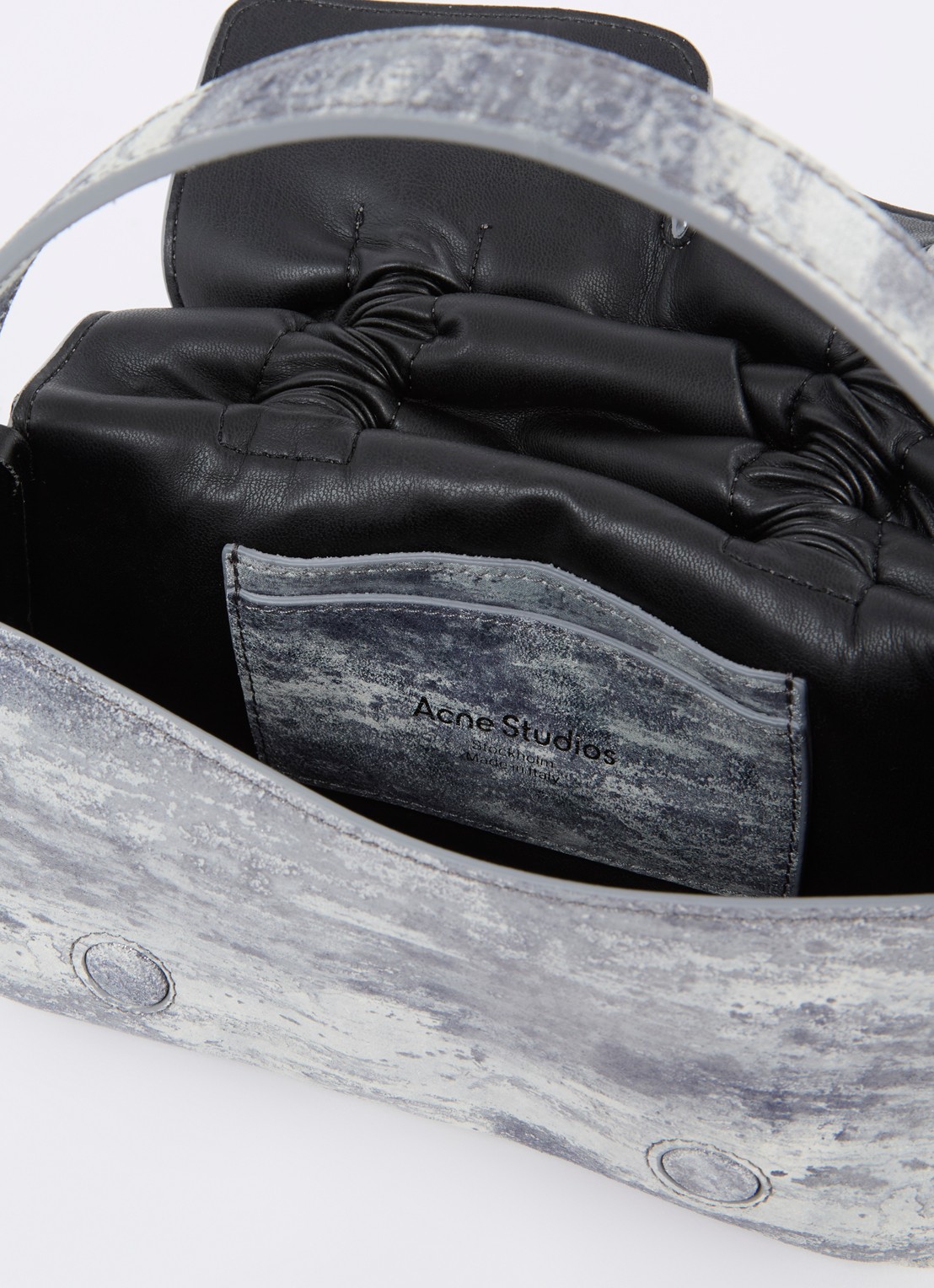 Acne Studios Crossbodytas van kalfsleer met afneembare schouderriem - detail grijs