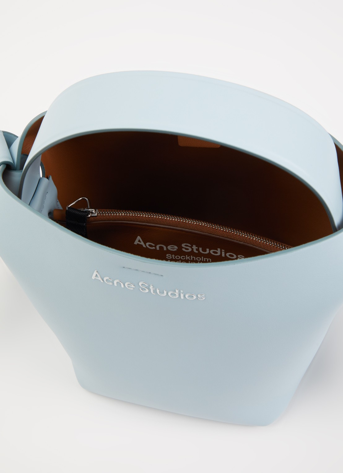 Acne Studios Crossbodytas van kalfsleer met afneembare schouderriem - detail lichtblauw