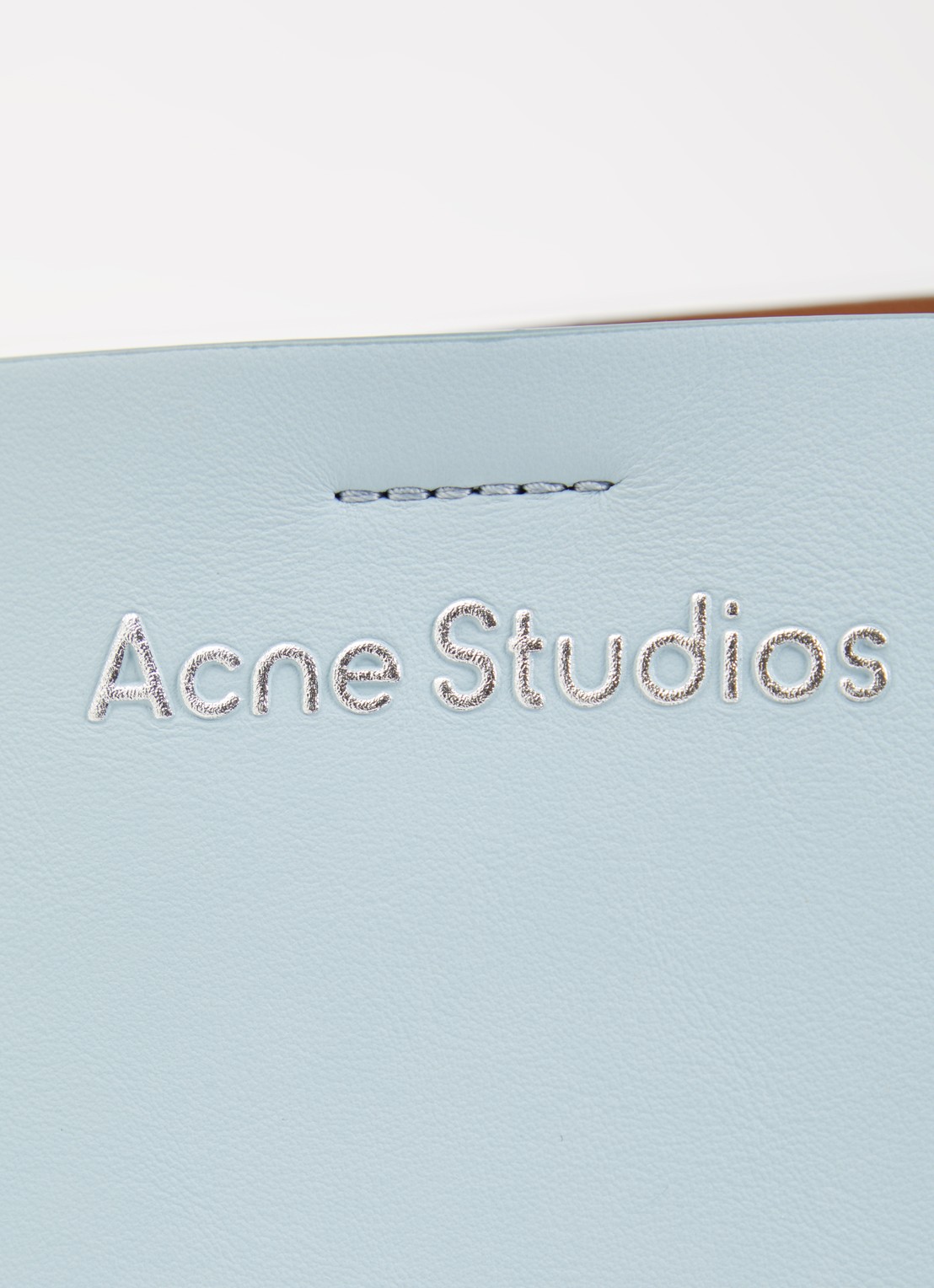 Acne Studios Crossbodytas van kalfsleer met afneembare schouderriem - detail 3 lichtblauw