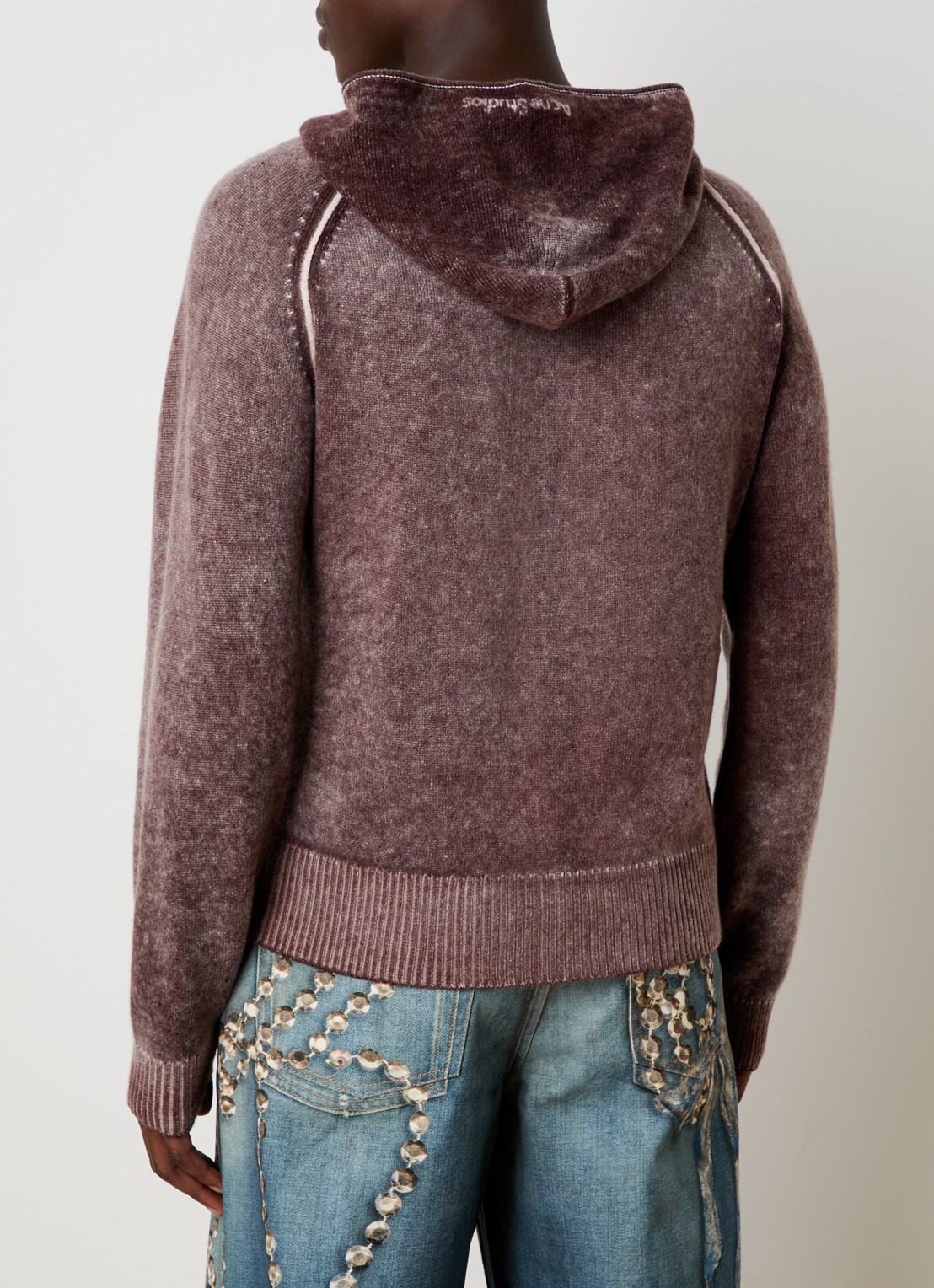 Acne Studios Fijngebreid vest in kasjmierblend met verwassen afwerking en capuchon - achterkant kastanjebruin