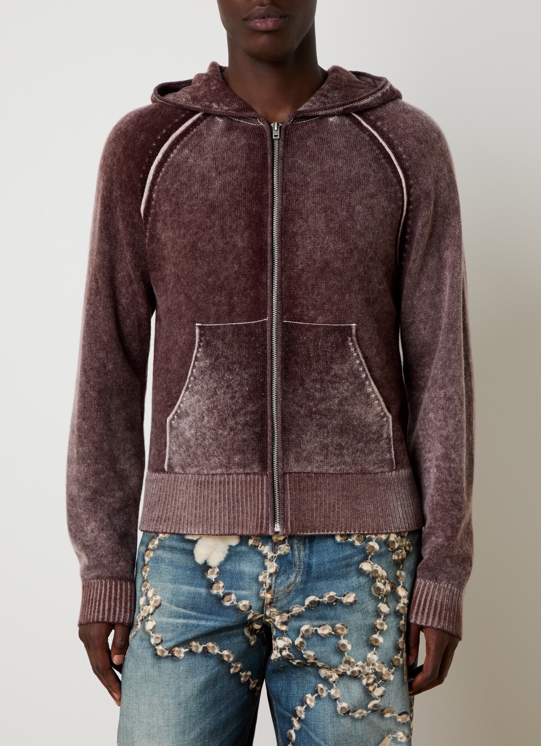 Acne Studios Fijngebreid vest in kasjmierblend met verwassen afwerking en capuchon - detail 2 kastanjebruin