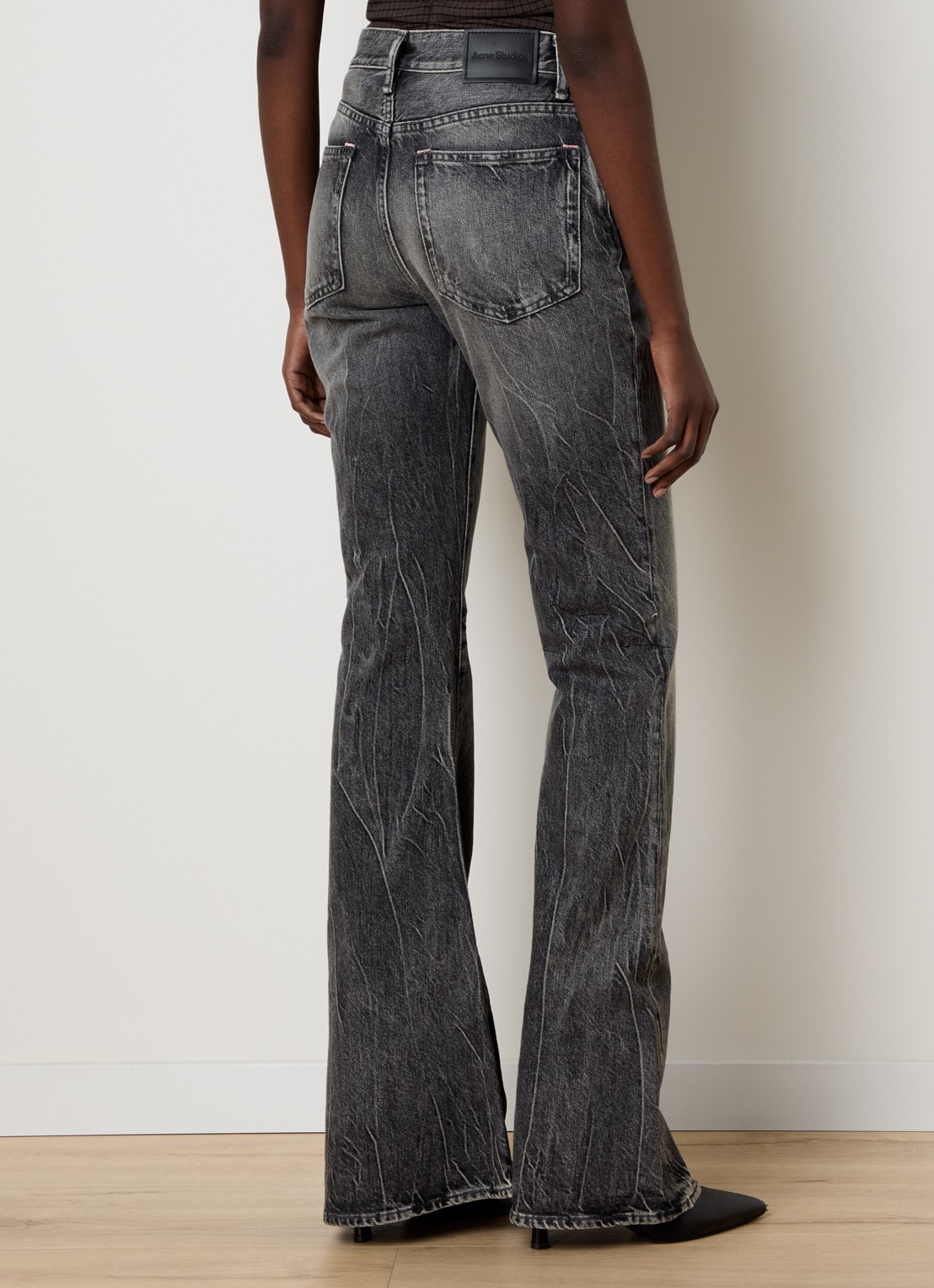 Acne Studios High waist flared jeans met gekleurde wassing - achterkant grijs