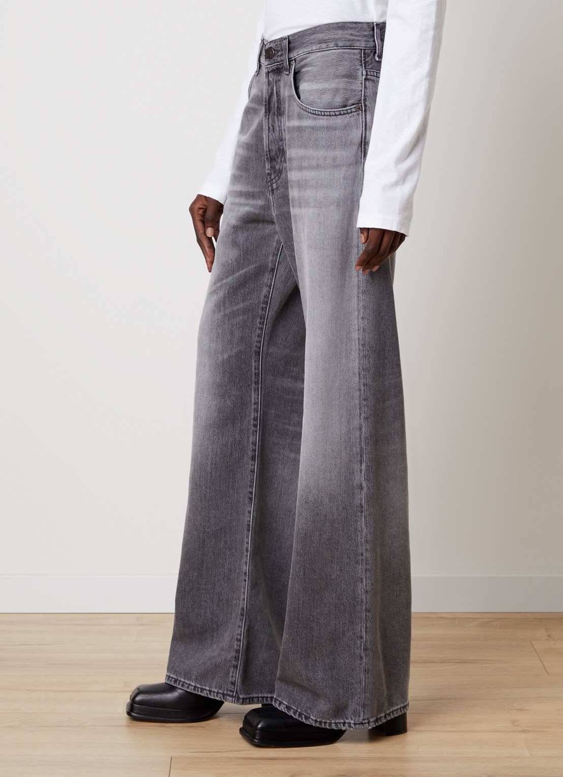 Acne Studios High waist loose fit jeans met gekleurde wassing - detail 2 grijs