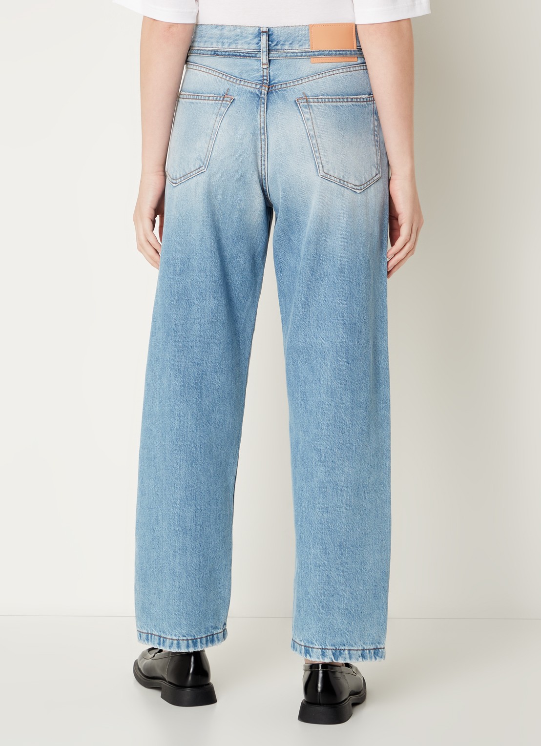 Acne Studios High waist loose fit jeans met lichte wassing en ceintuur - achterkant indigo