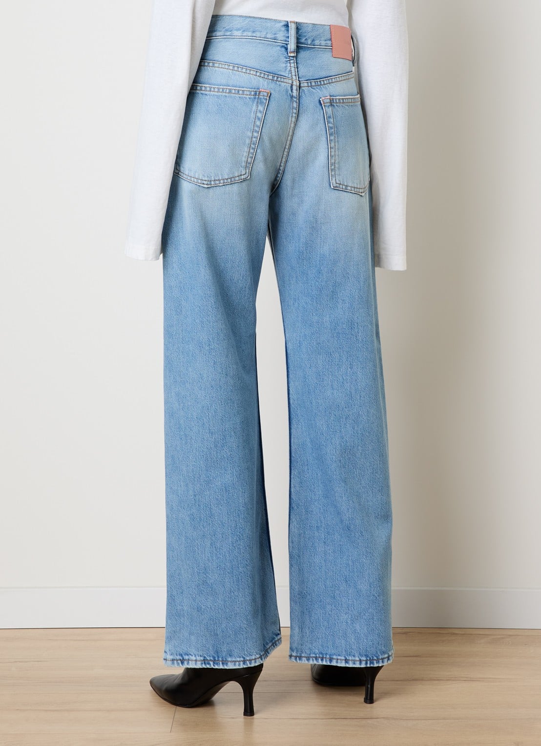 Acne Studios High waist loose fit jeans met lichte wassing - achterkant indigo