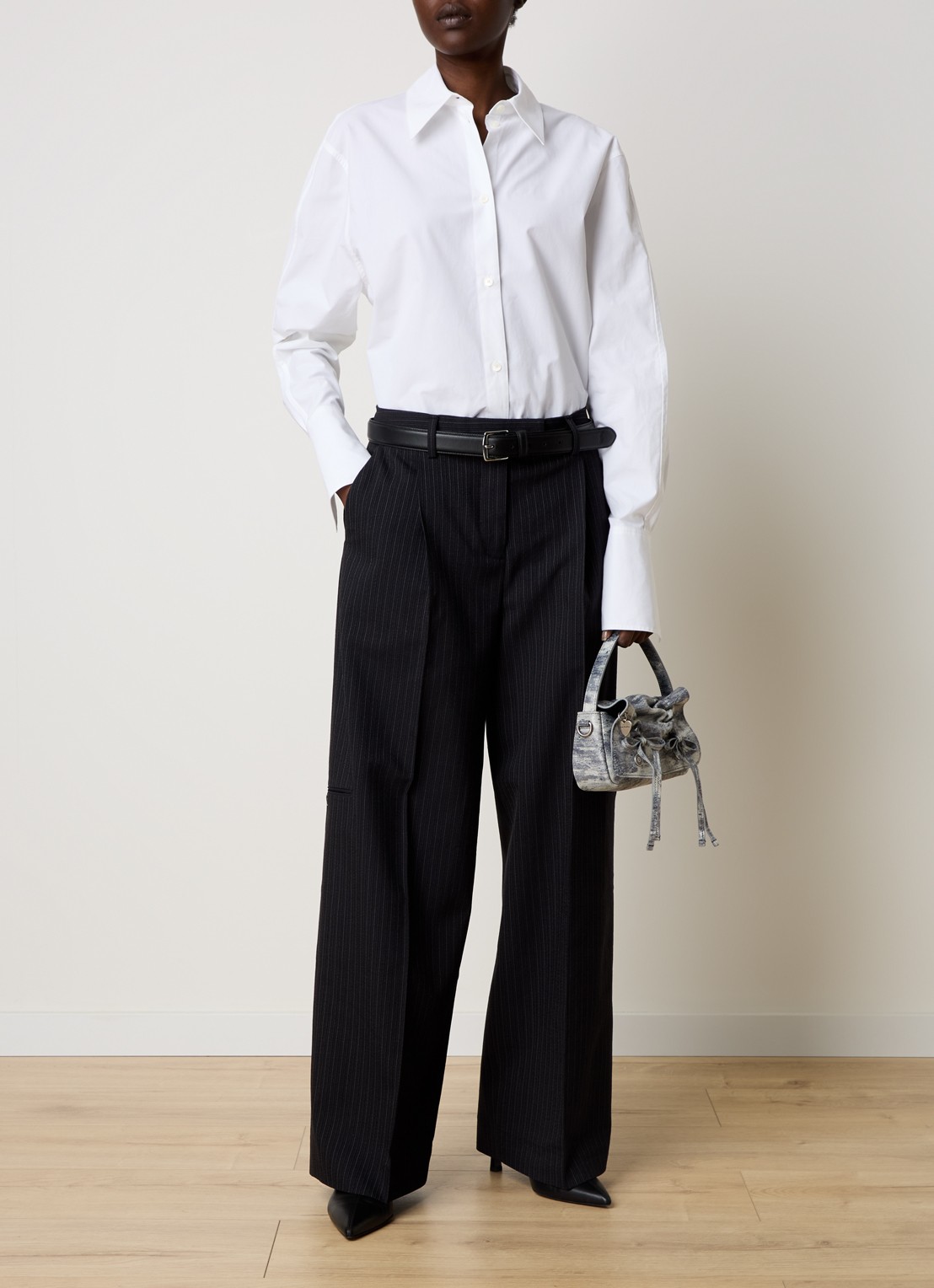 Acne Studios High waist wide fit pantalon in wolblend met krijtstreep - voorkant 5 zwart