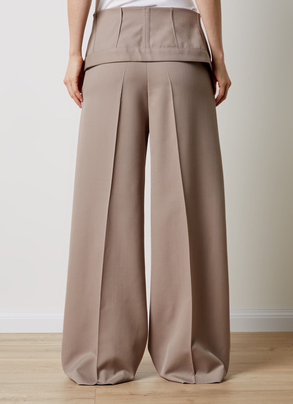 Acne Studios High waist wide fit pantalon in wolblend met overslag - achterkant beige