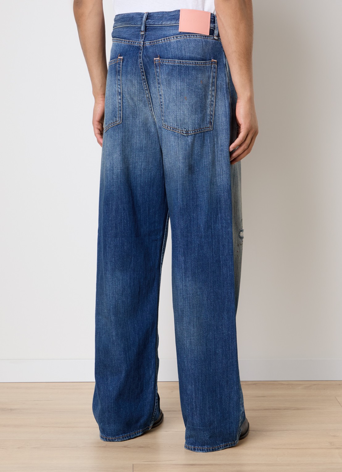 Acne Studios Loose fit jeans met medium wassing en verwassen afwerking - achterkant blauw