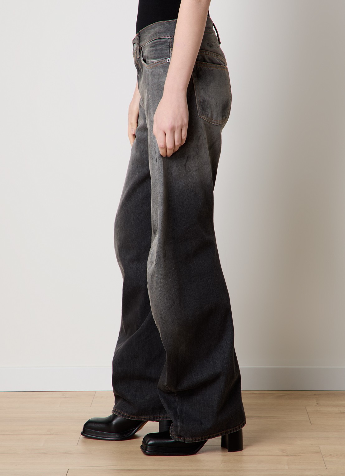 Acne Studios Mid waist loose fit jeans met gekleurde wassing - detail 5 zwart