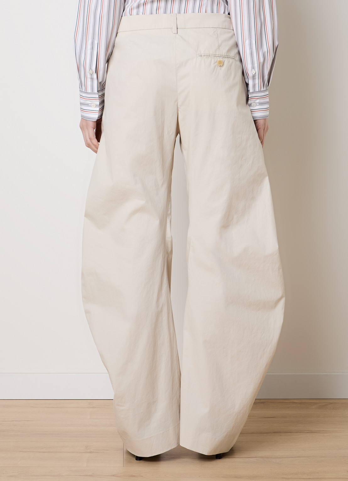 Acne Studios Mid waist wide fit chino met steekzakken - achterkant creme