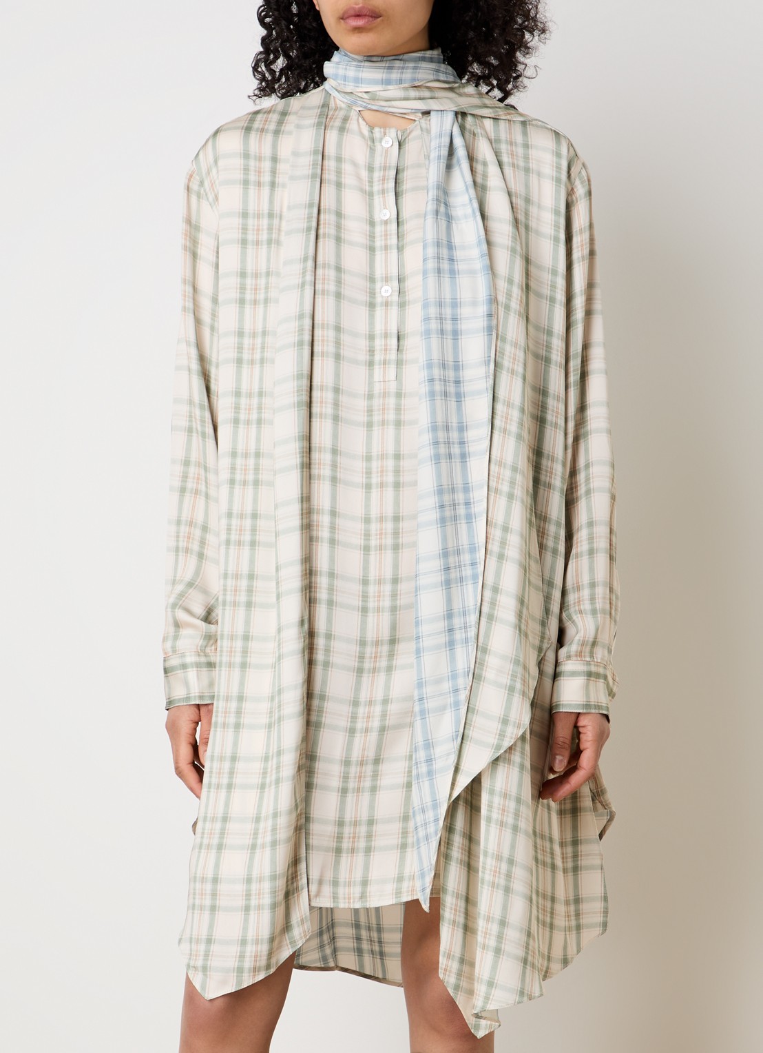 Acne Studios Midi tuniekjurk met ruitdessin en sjaalkraag - detail 2 beige