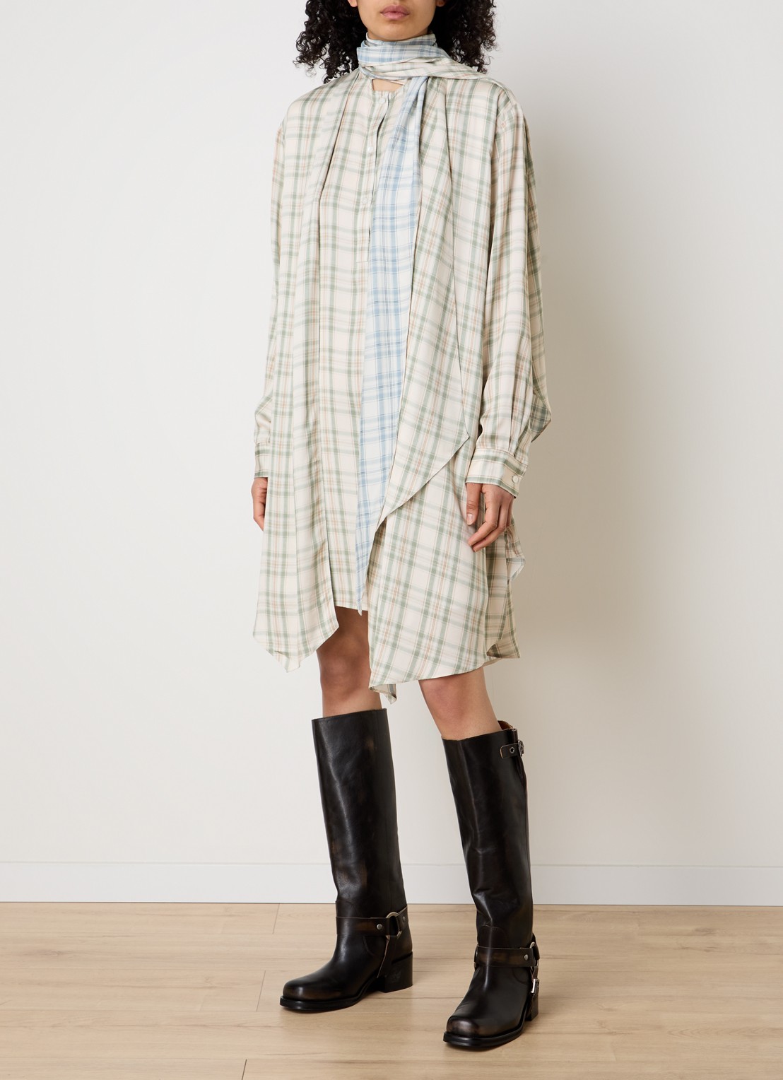 Acne Studios Midi tuniekjurk met ruitdessin en sjaalkraag - voorkant 5 beige