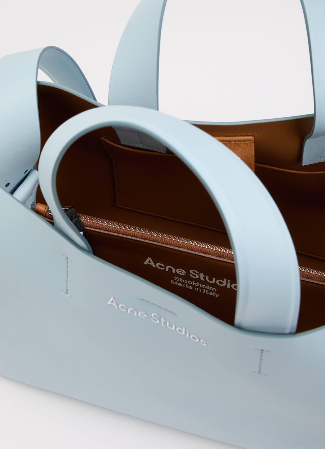 Acne Studios Musubi schoudertas van leer  - detail lichtblauw