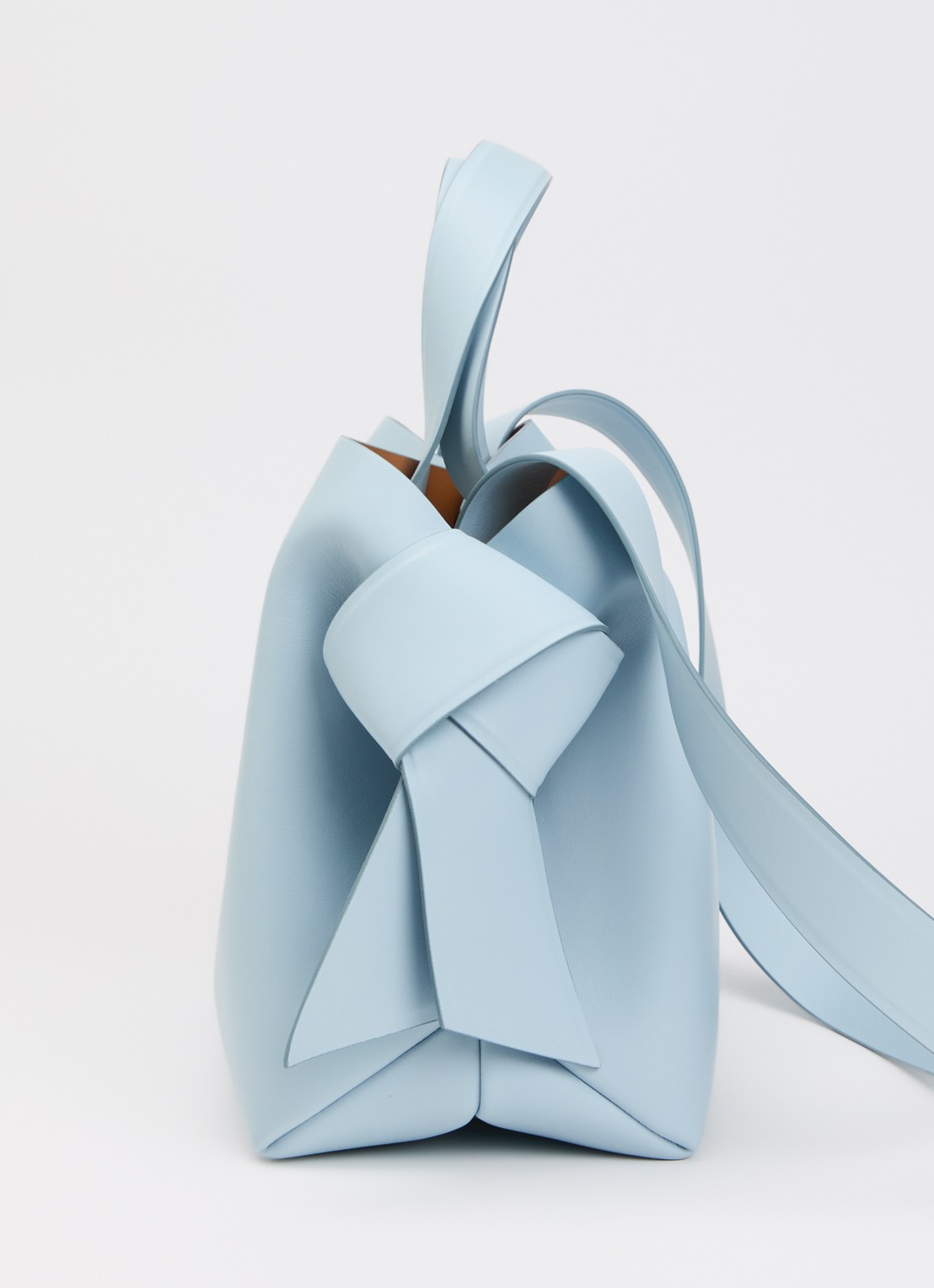 Acne Studios Musubi schoudertas van leer  - detail 2 lichtblauw