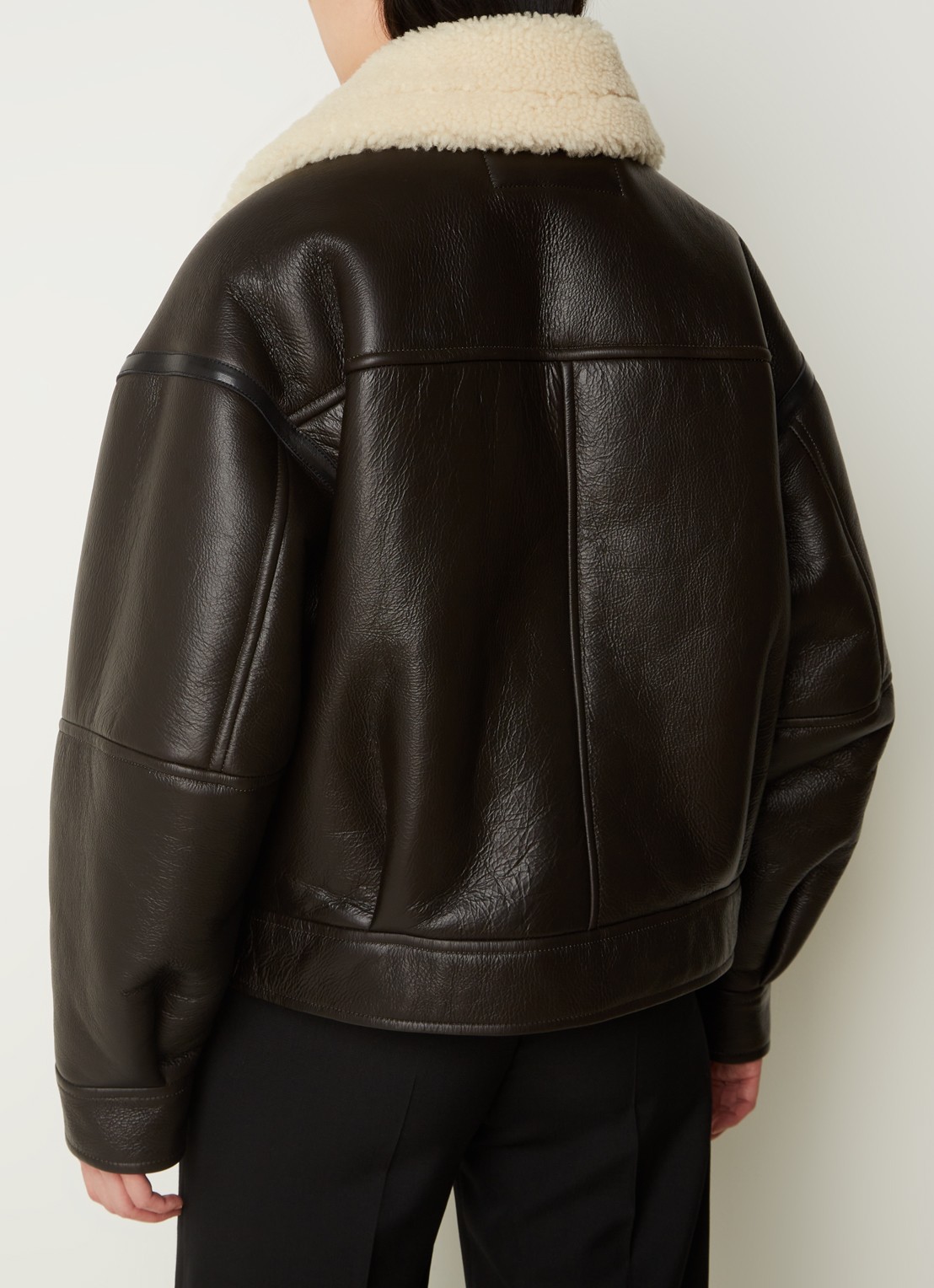 Acne Studios Oversized lammy coat van lamsleer met teddy kraag    - achterkant donkerbruin