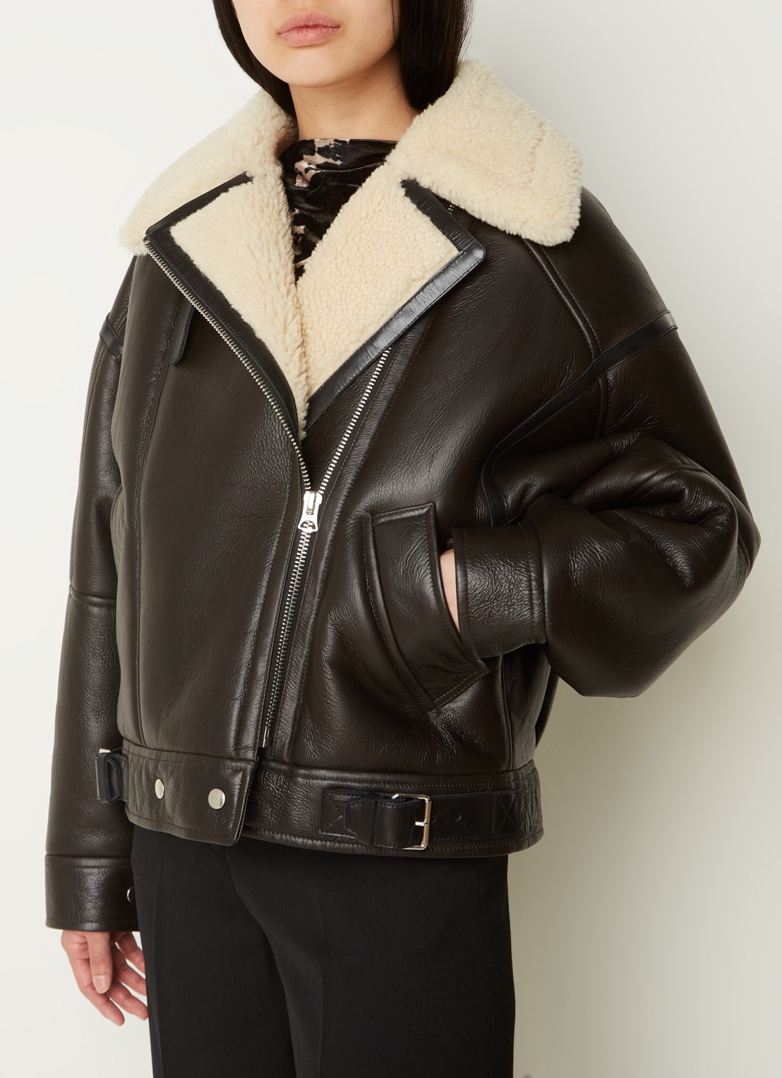 Acne Studios Oversized lammy coat van lamsleer met teddy kraag    - detail 2 donkerbruin