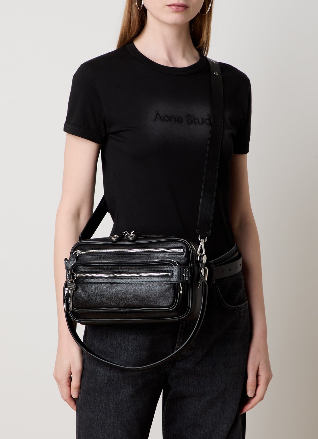 Acne Studios Schoudertas van kalfsleer met afneembare schouderriem - voorkant 4 zwart