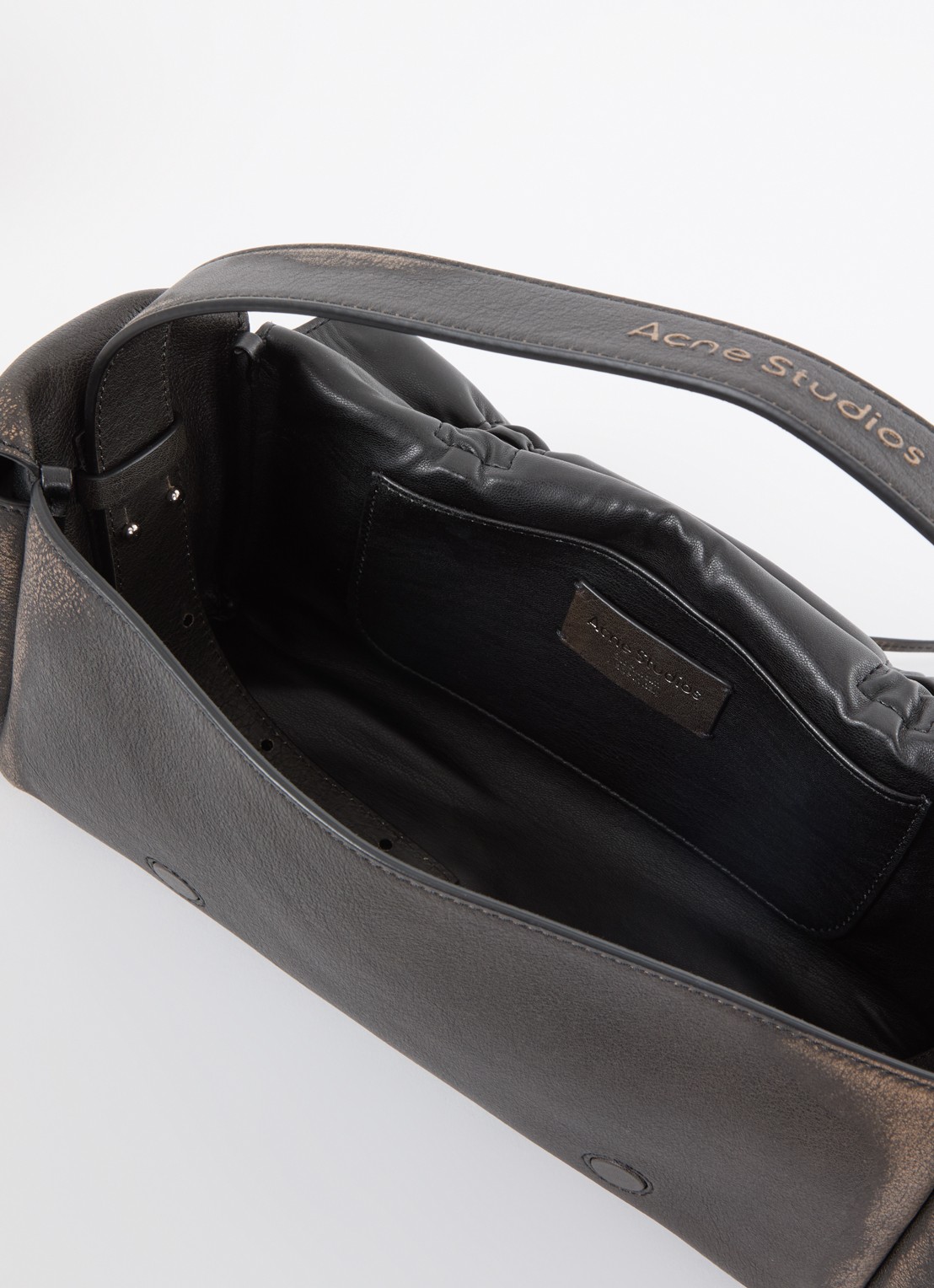 Acne Studios Schoudertas van kalfsleer met verwassen afwerking - detail 3 donkerbruin