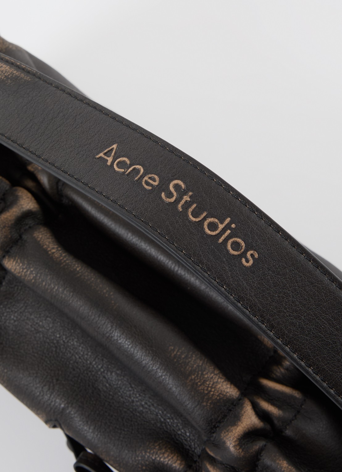 Acne Studios Schoudertas van kalfsleer met verwassen afwerking - detail 5 donkerbruin