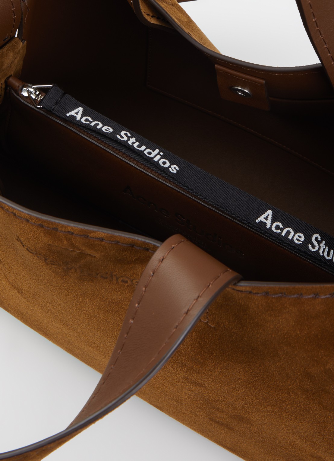 Acne Studios Schoudertas van suède afneembare schouderriem - detail 3 cognac