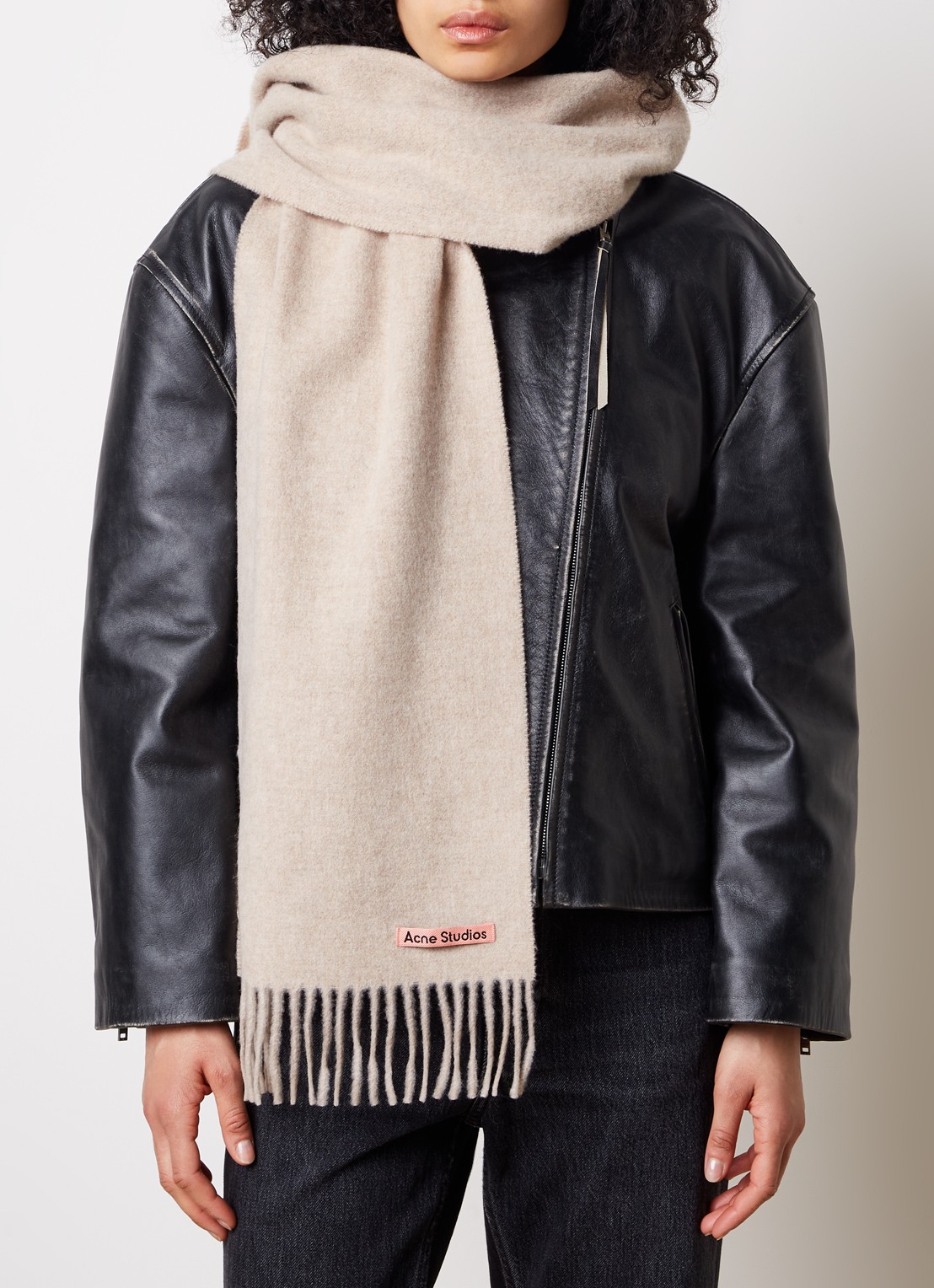 Acne Studios Sjaal van wol met franjes 190 x 30 cm - voorkant 2 zand