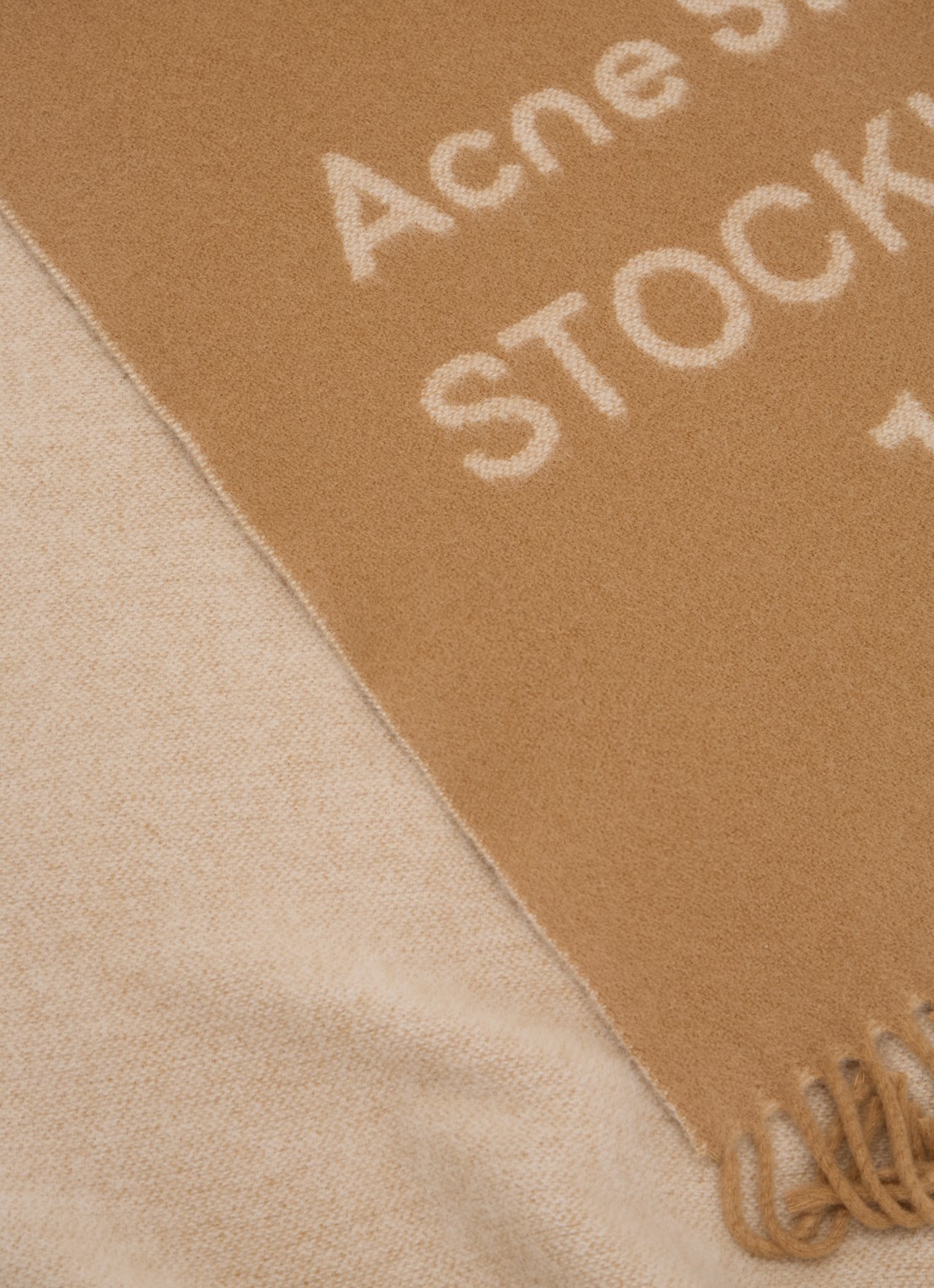 Acne Studios Sjaal van wol met logoprint 180 x 40 cm - detail camel