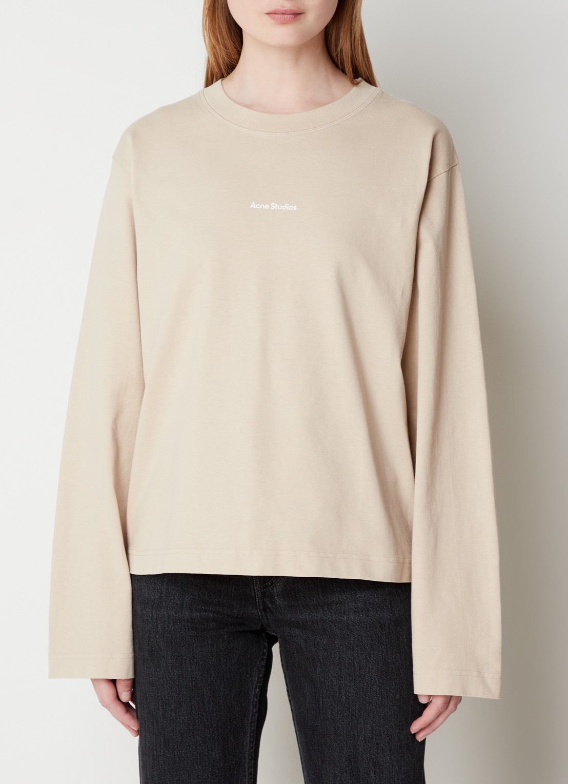 Acne Studios Sweater met logoborduring en trompetmouw - detail donkerbeige