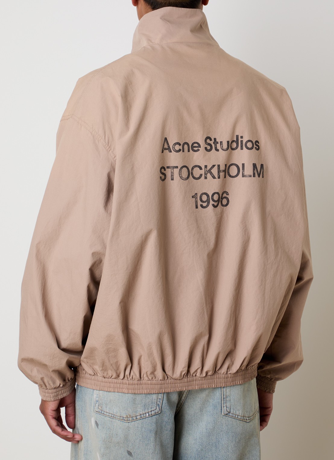 Acne Studios Windjack met logo- en backprint - achterkant donkerbeige