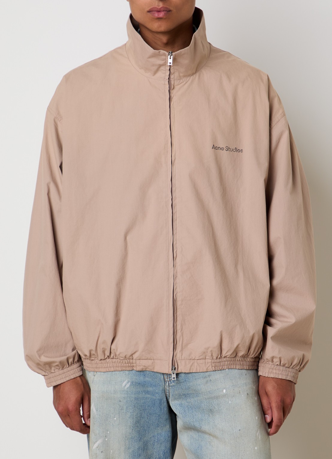 Acne Studios Windjack met logo- en backprint - detail 2 donkerbeige