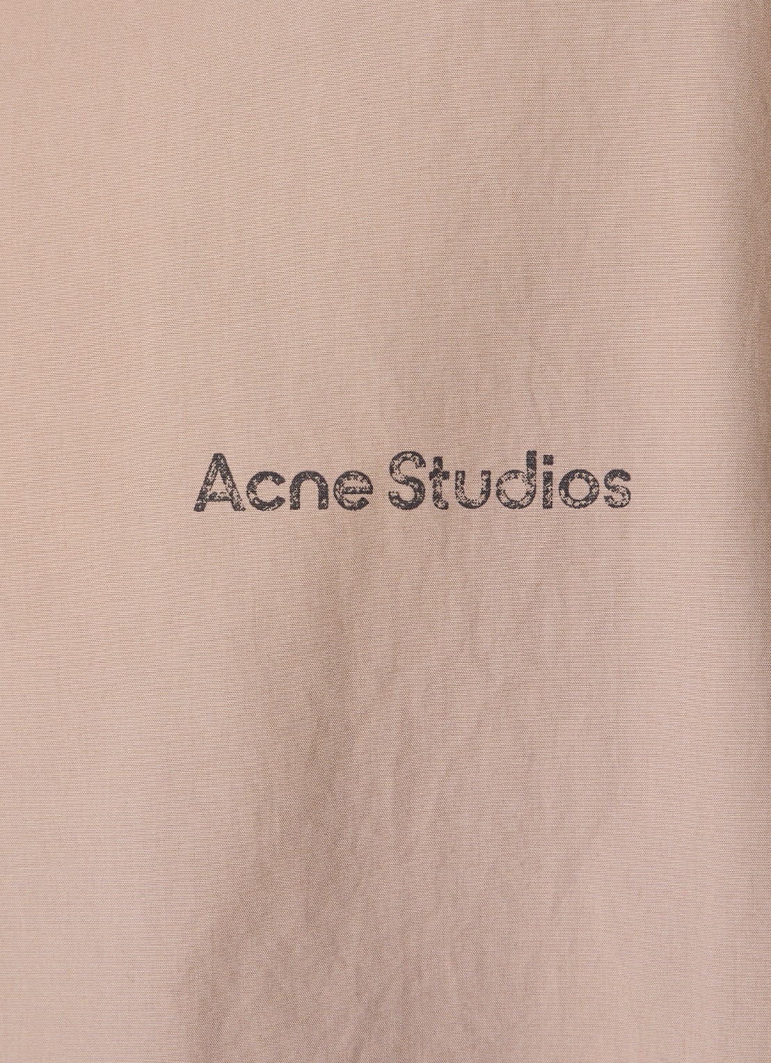Acne Studios Windjack met logo- en backprint - detail 4 donkerbeige