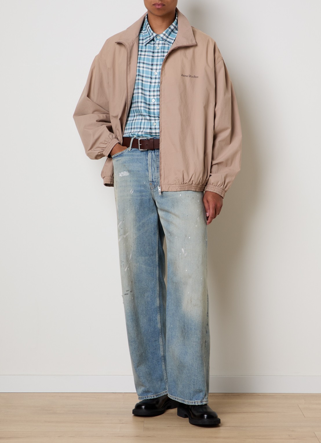 Acne Studios Windjack met logo- en backprint - voorkant 6 donkerbeige
