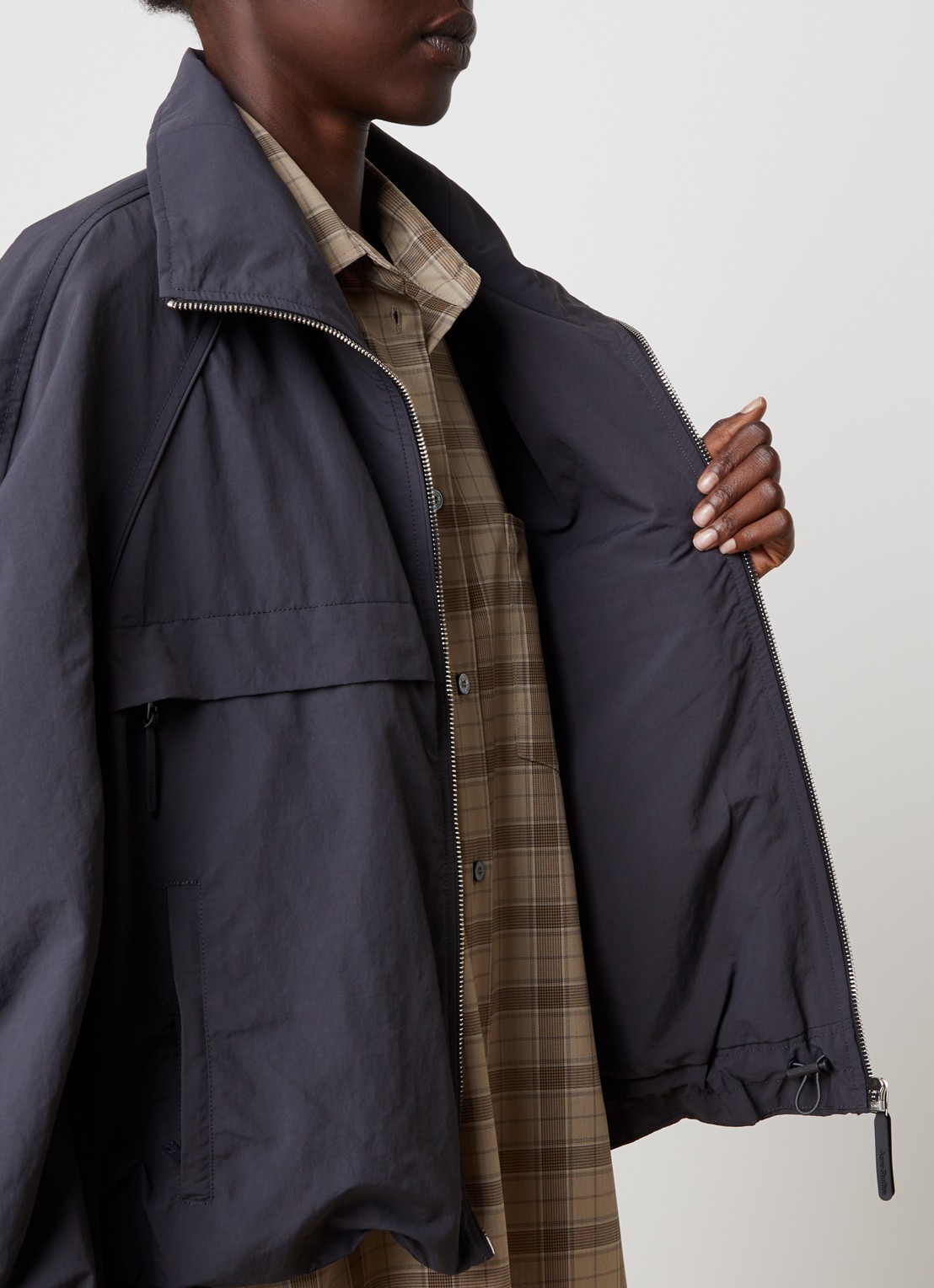 Acne Studios Windjack met opstaande kraag - detail 5 donkergrijs