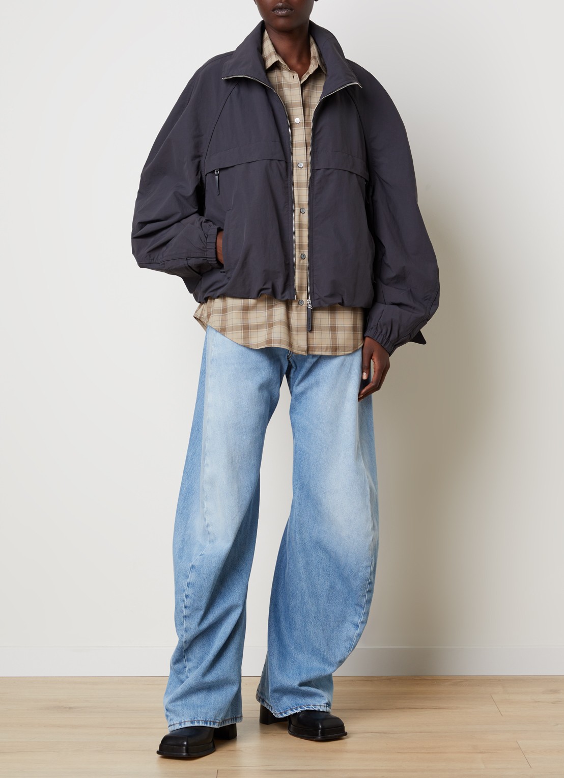 Acne Studios Windjack met opstaande kraag - voorkant 3 donkergrijs