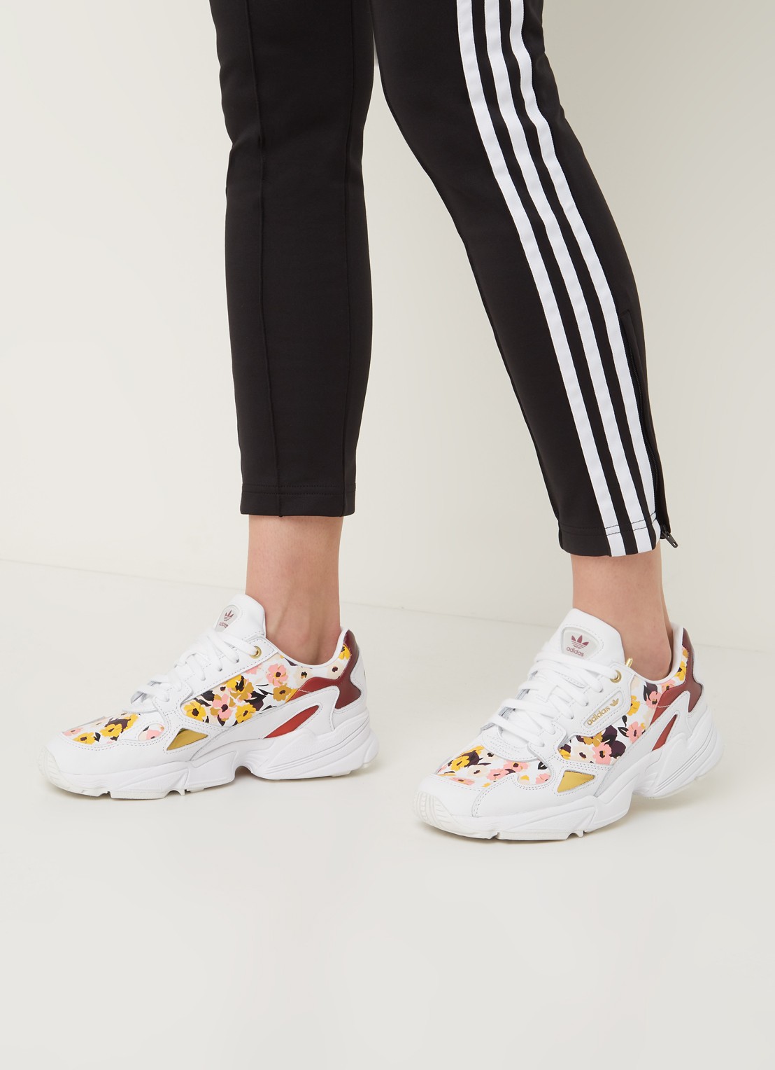 adidas Falcon sneaker van leer met bloemenprint - voorkant 5 wit