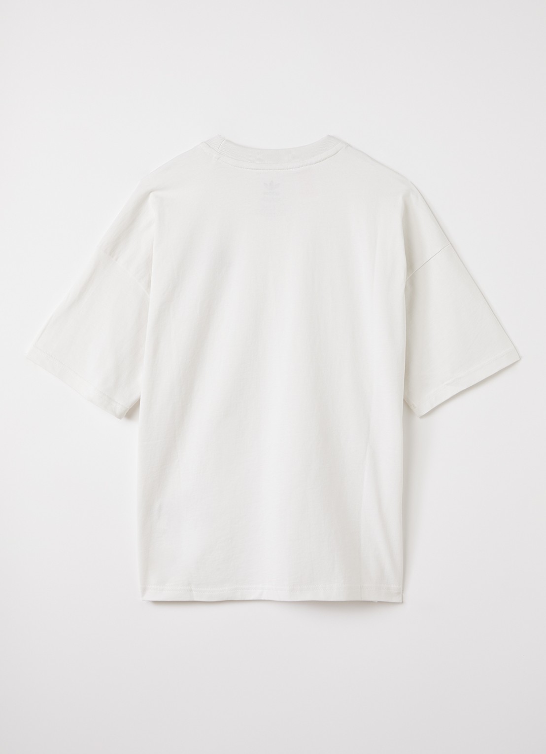 Adidas T-shirt met logoborduring - voorkant 2 gebroken wit