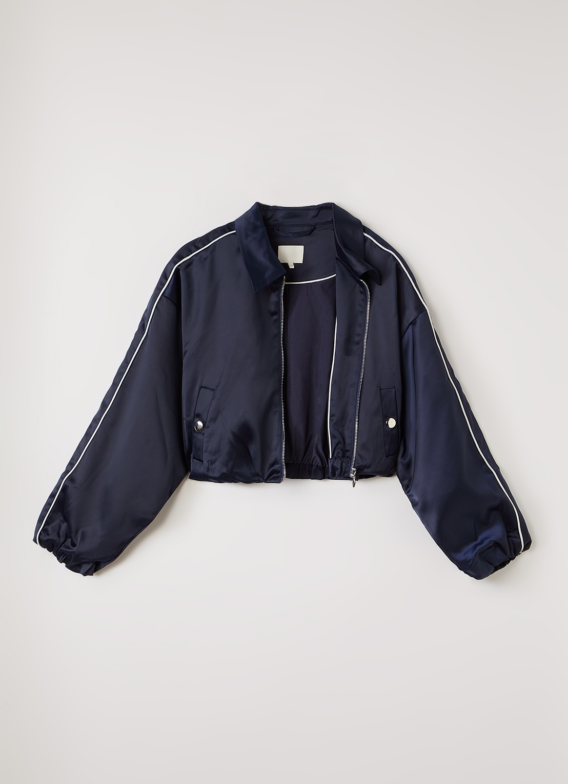 AI&KO Ilka cropped bomberjack van satijn - voorkant 3 donkerblauw