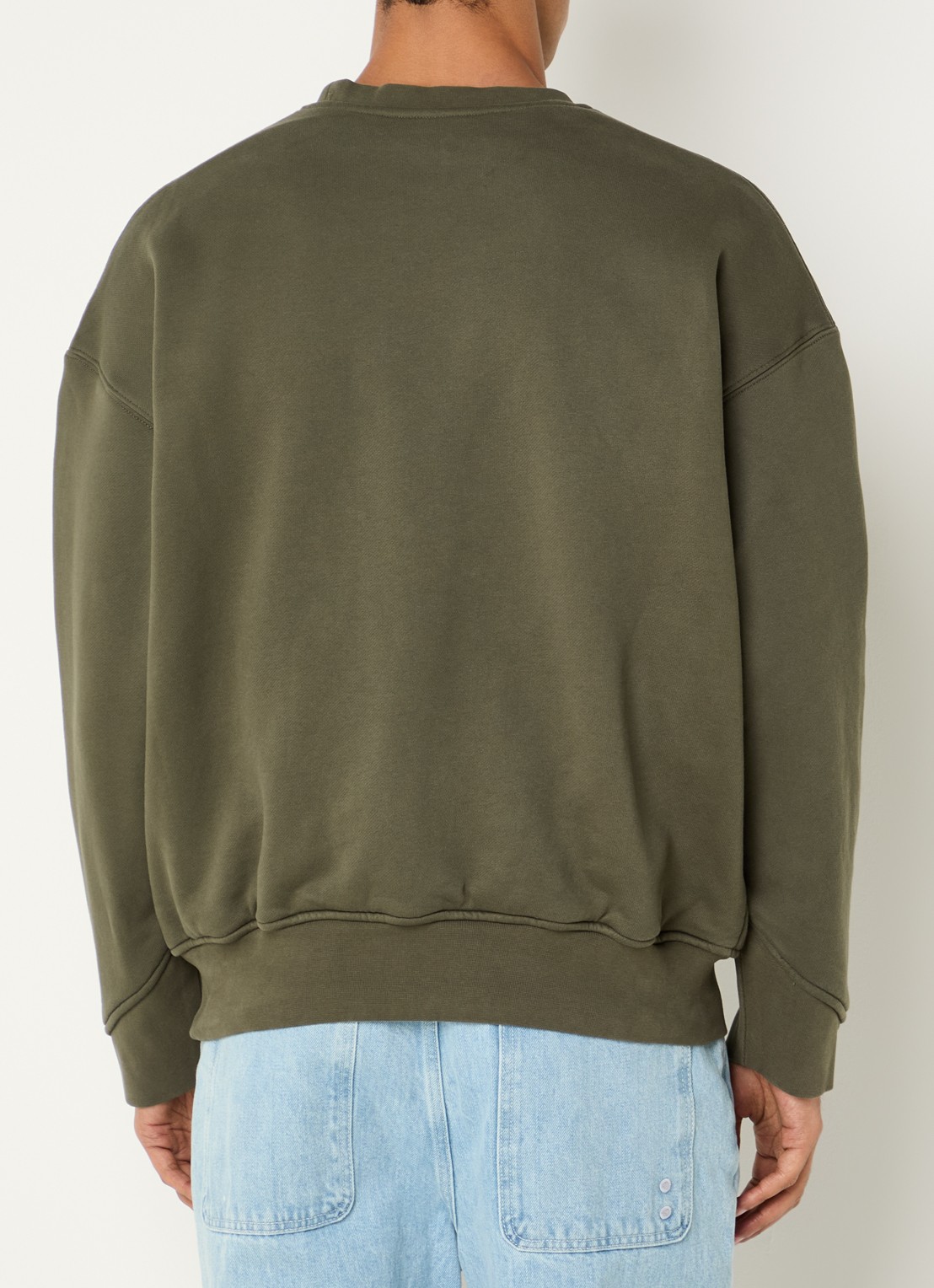 Aiche College sweater met logoborduring - achterkant 4 bronsgroen