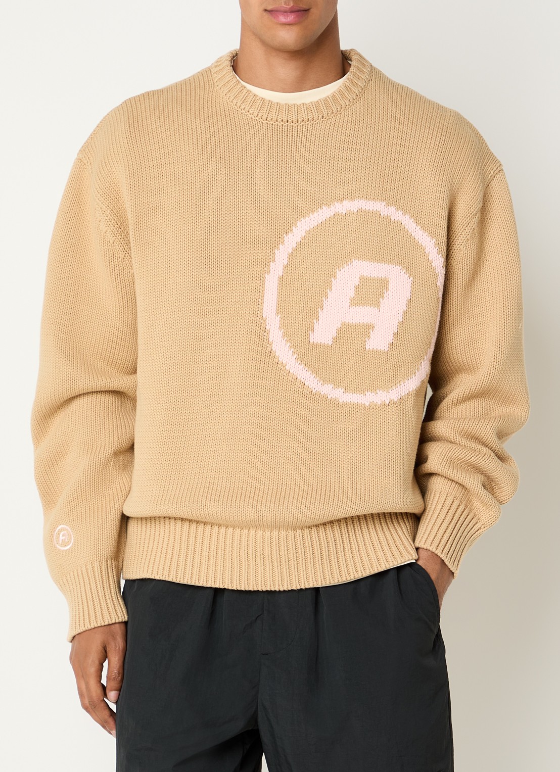 Aiche Grofgebreide trui met logo - detail beige