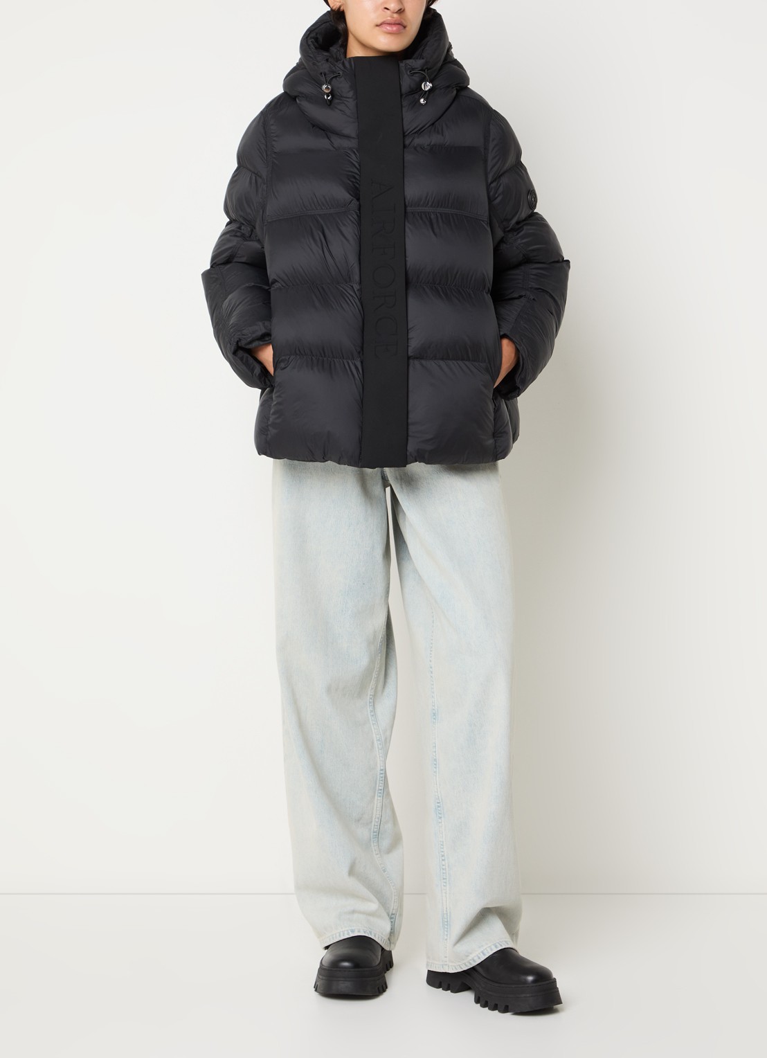 Airforce Kaia puffer jack met capuchon en logo - voorkant 2 zwart