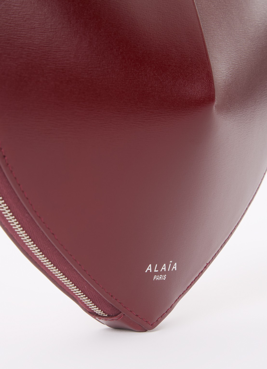 Alaïa Le Coeur crossbodytas van kalfsleer - detail 5 bordeauxrood