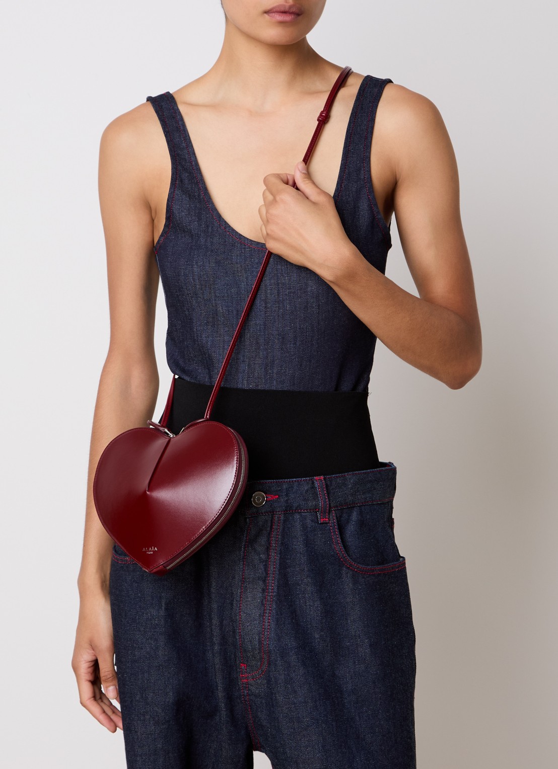 Alaïa Le Coeur crossbodytas van kalfsleer - voorkant 2 bordeauxrood