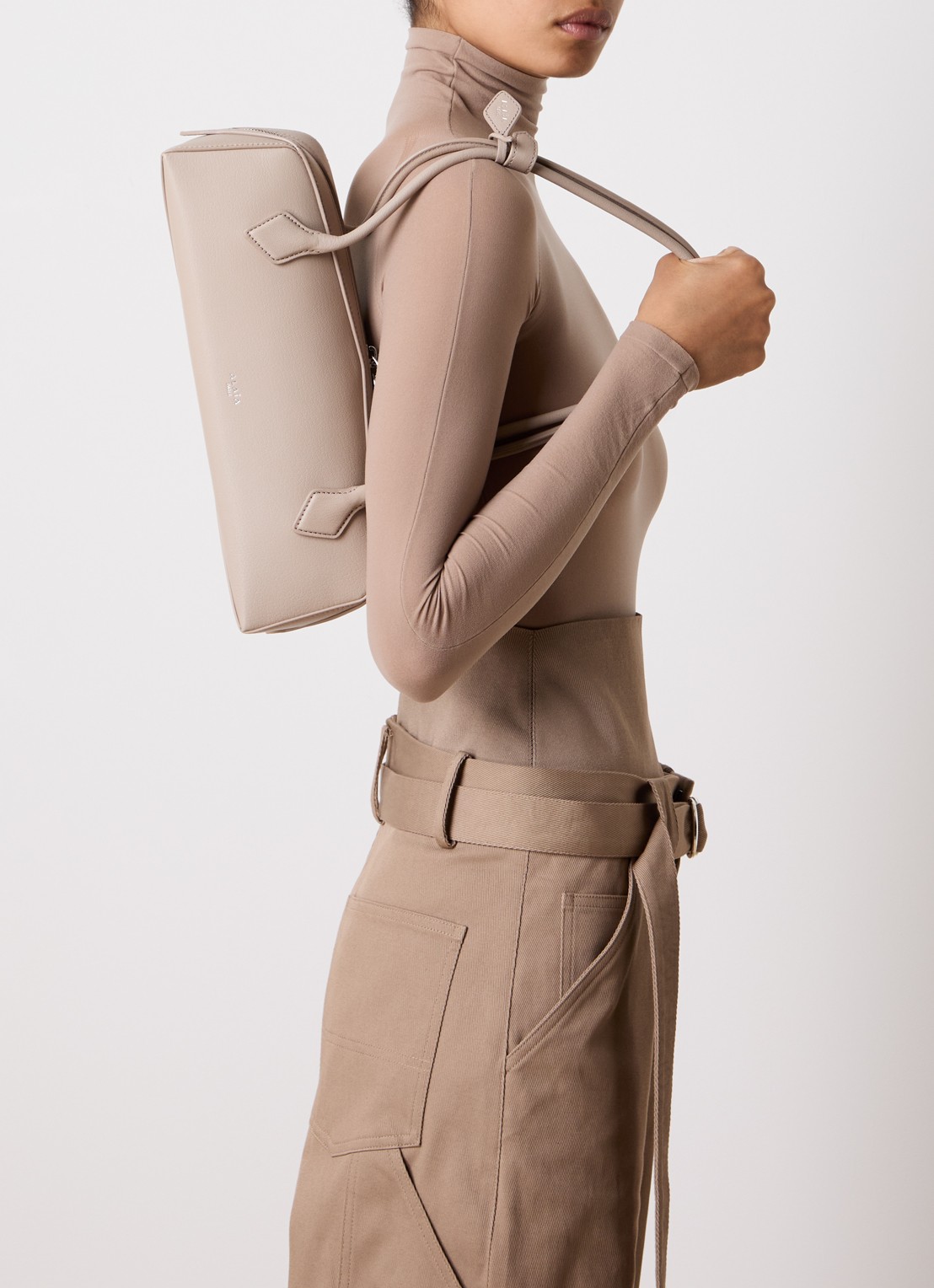 Alaïa Le Demi-Coeur S schoudertas van geitenleer - voorkant 2 beige