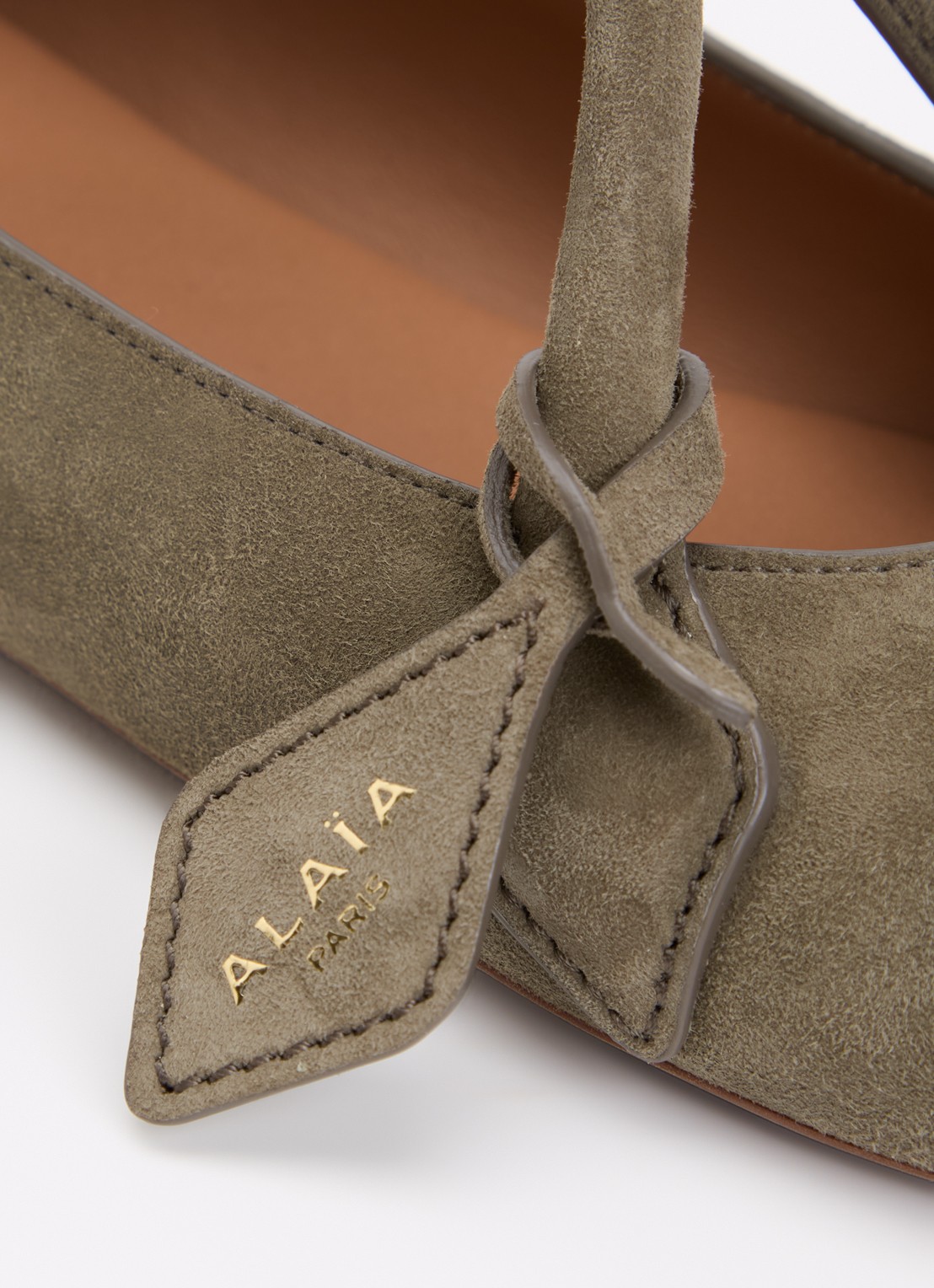 Alaïa Le Teckel ballerina van geitensuède - detail 5 khaki