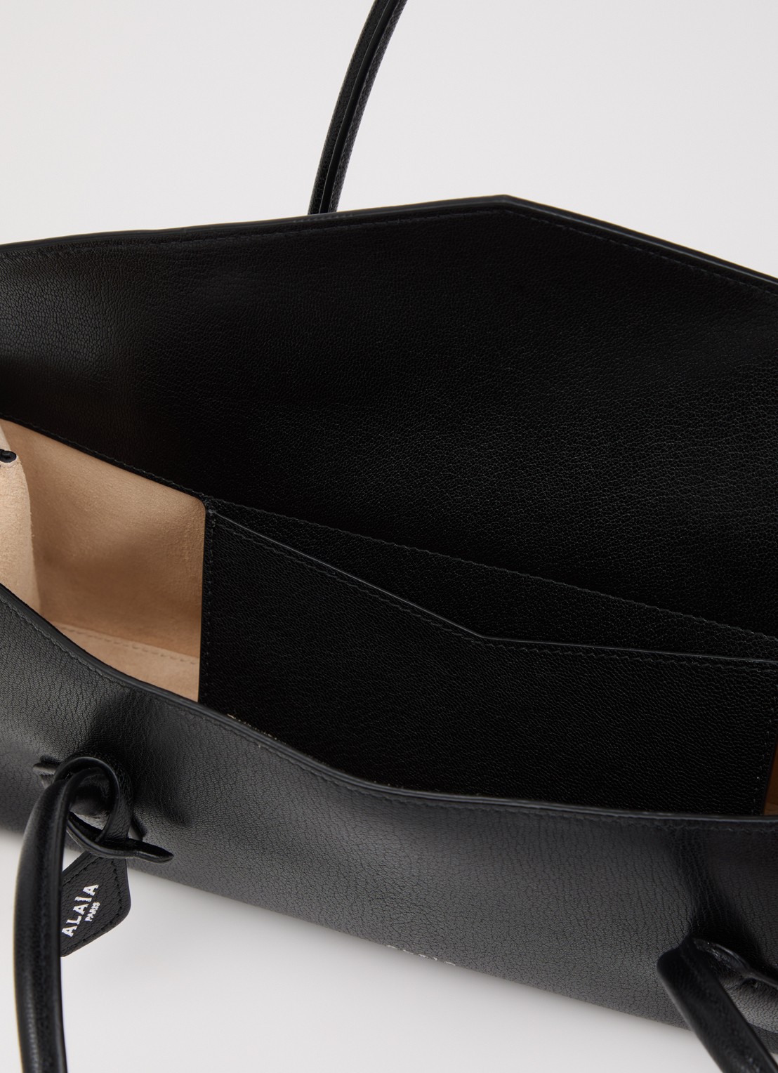 Alaïa Le Teckel Flap Medium schoudertas van geitenleer - detail 2 zwart