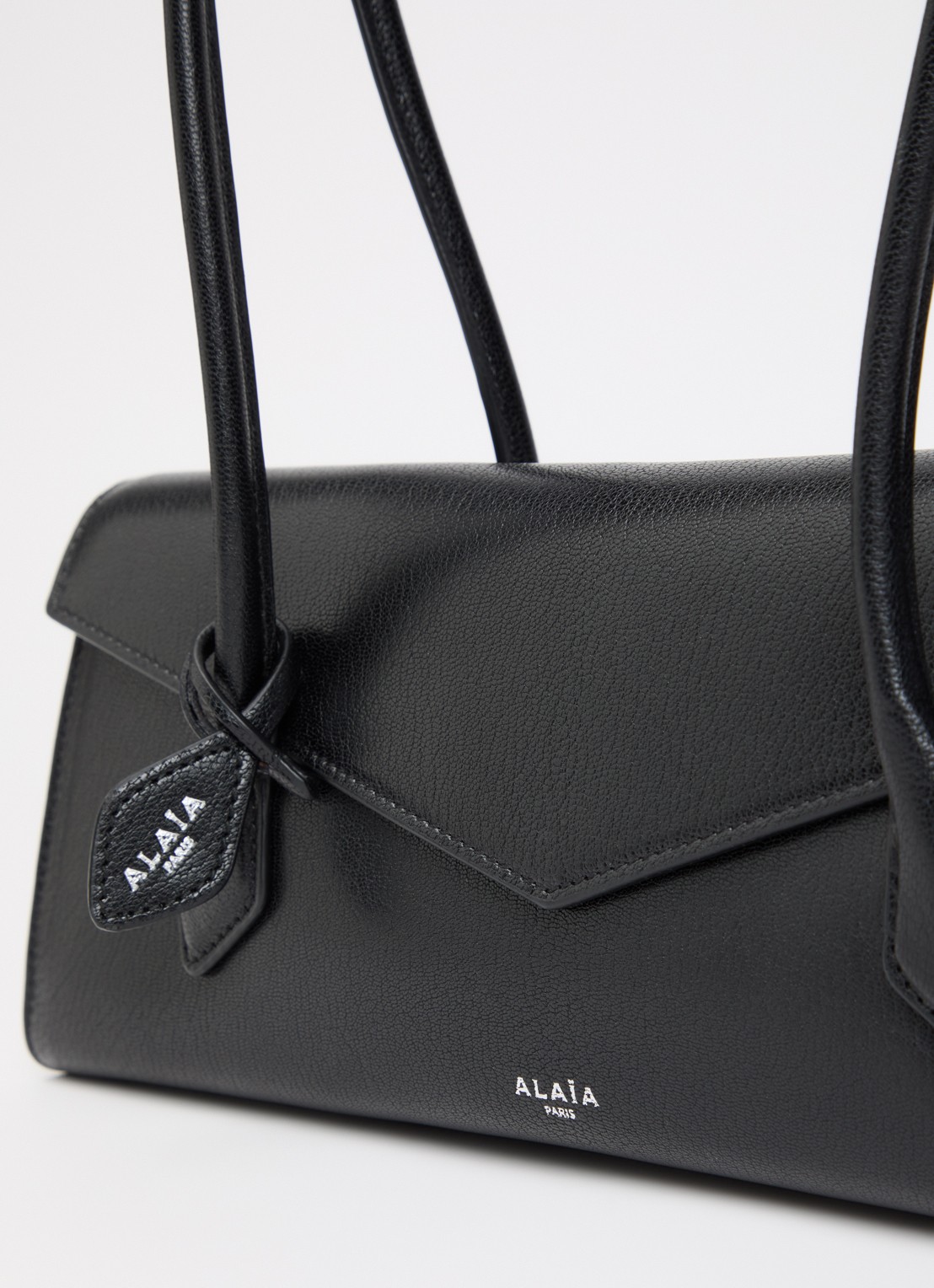 Alaïa Le Teckel Flap Medium schoudertas van geitenleer - detail 4 zwart