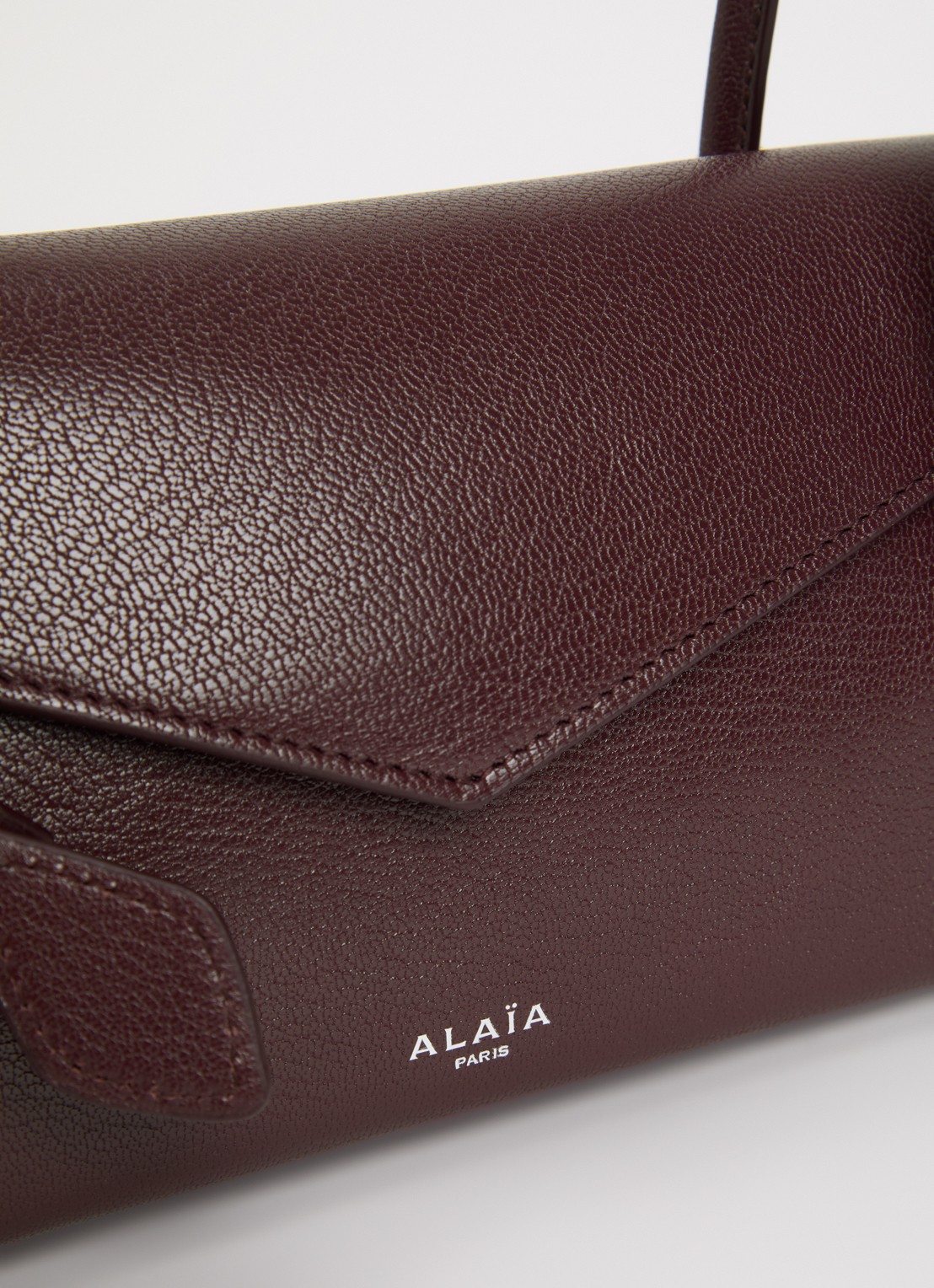 Alaïa Le Teckel Flap Small schoudertas van geitenleer - detail 5 bordeauxrood
