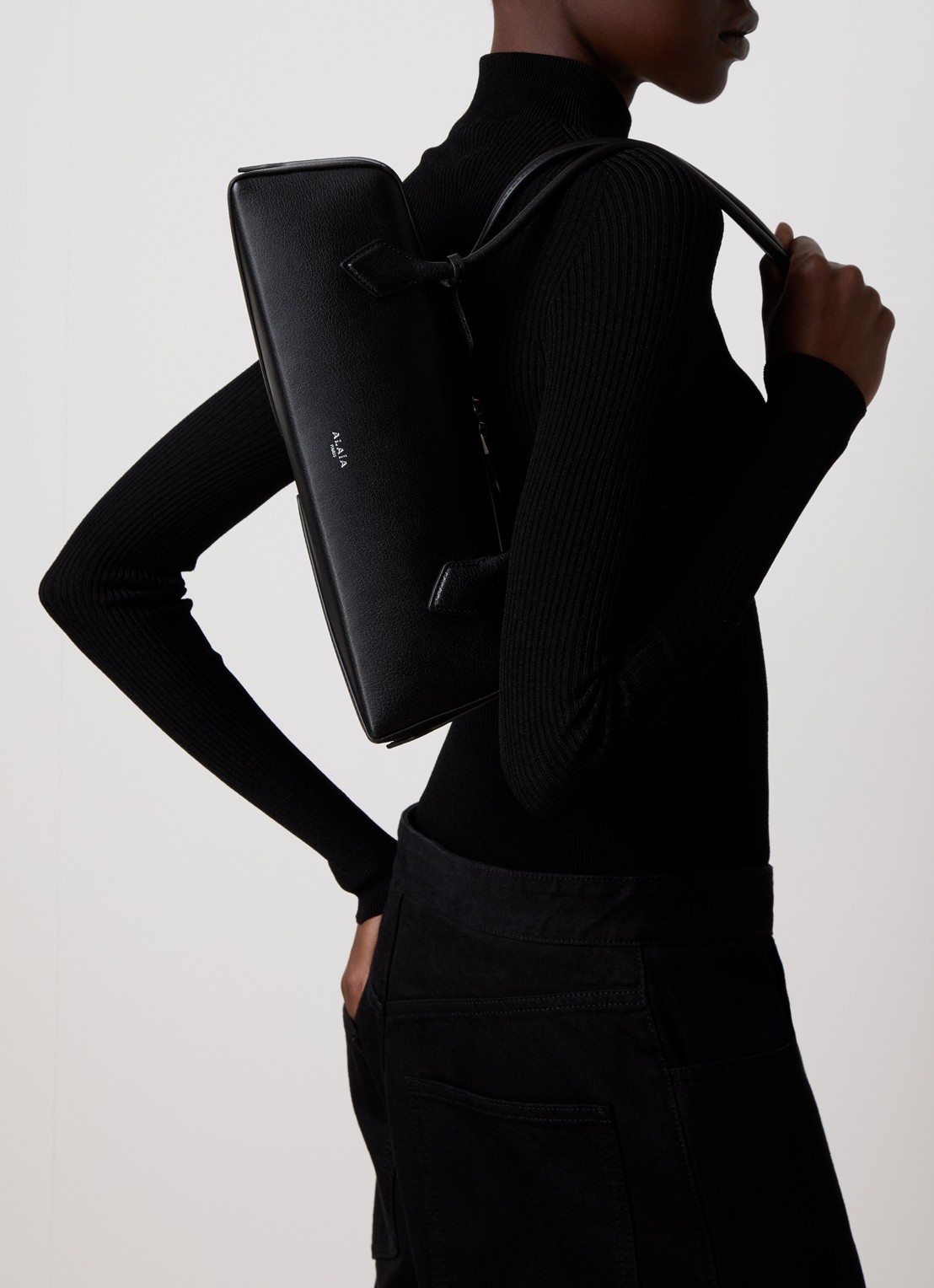 Alaïa Le Teckel Medium schoudertas van geitenleer - voorkant 5 zwart