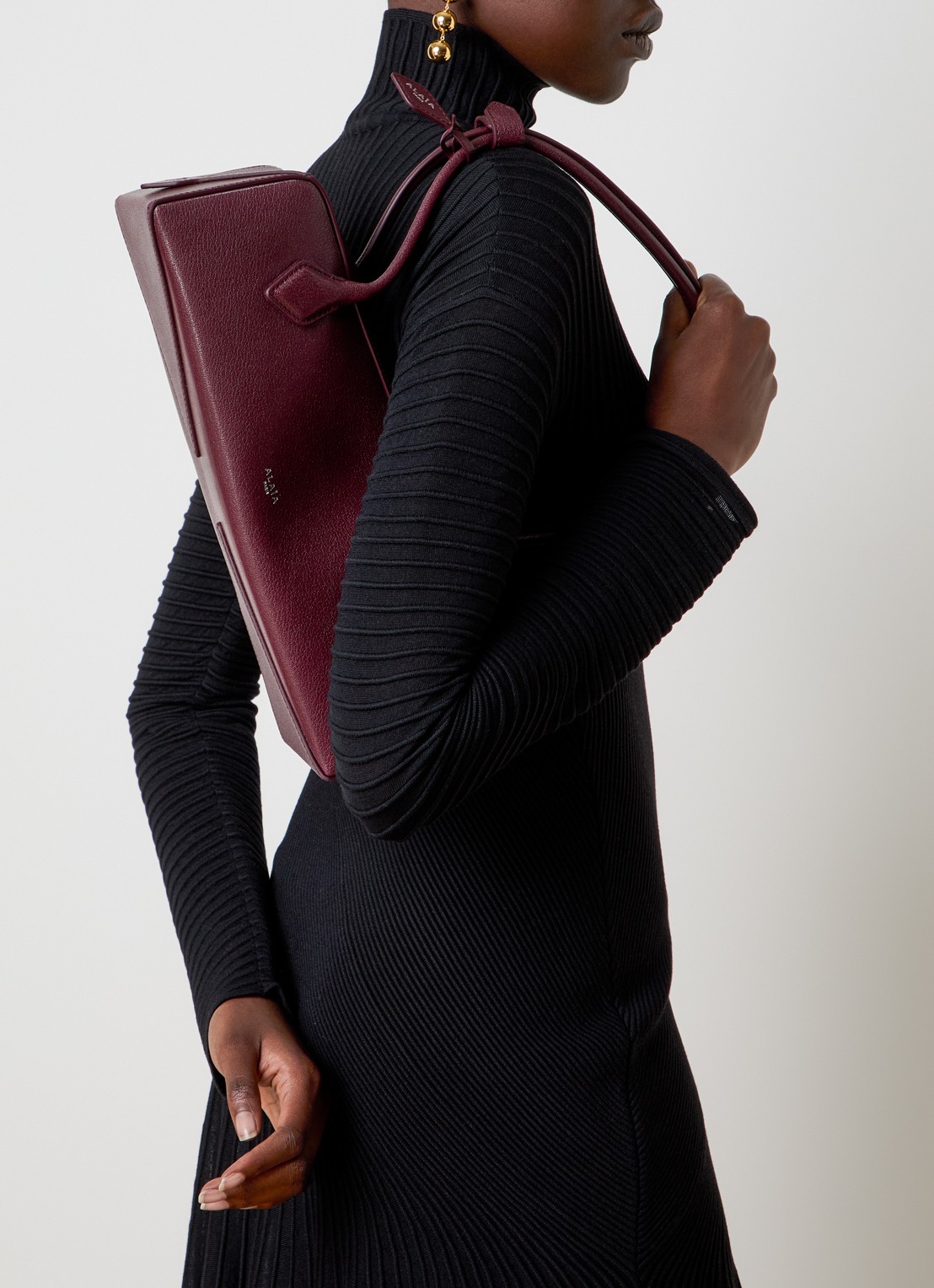 Alaïa Le Teckel Medium schoudertas van geitenleer - voorkant 2 bordeauxrood