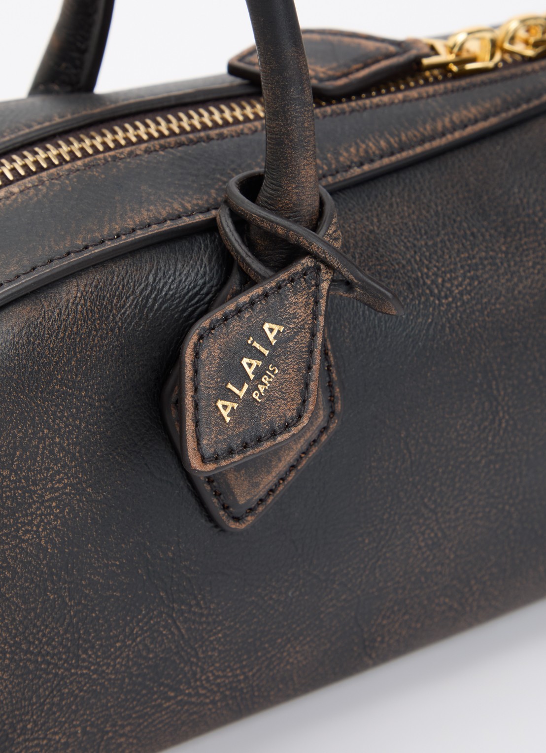 Alaïa Le Teckel Medium schoudertas van geitenleer - detail 3 donkerbruin